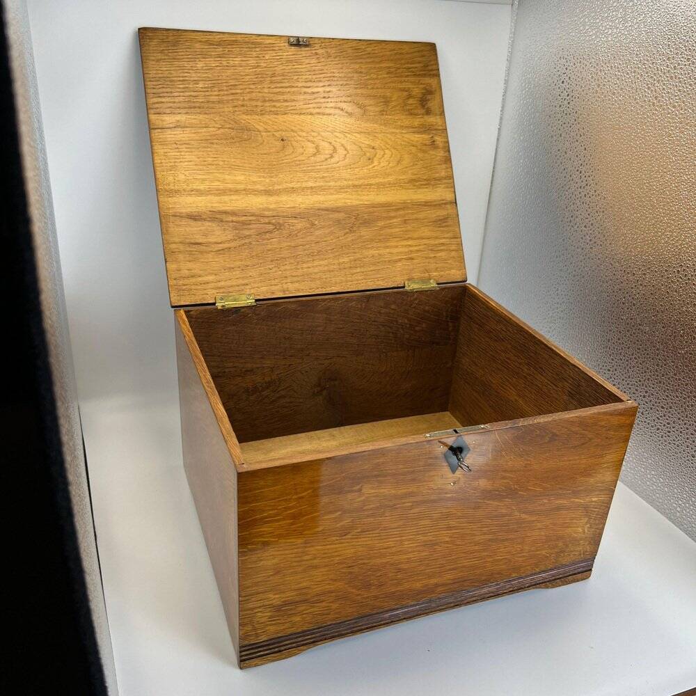 Jugendstil / Art Nouveau Box in Partly Ebonized Solid Oak, Austria, 1900