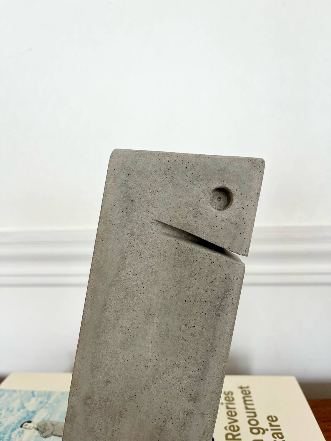 Sculpture en béton moderniste