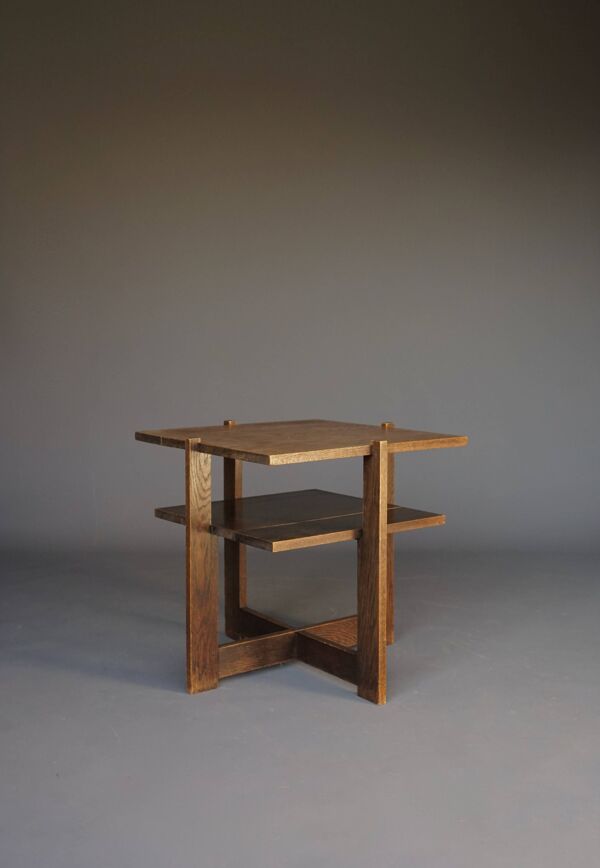 Table d'appoint en chêne de l'école moderniste néerlandaise de La Haye. Années 1930