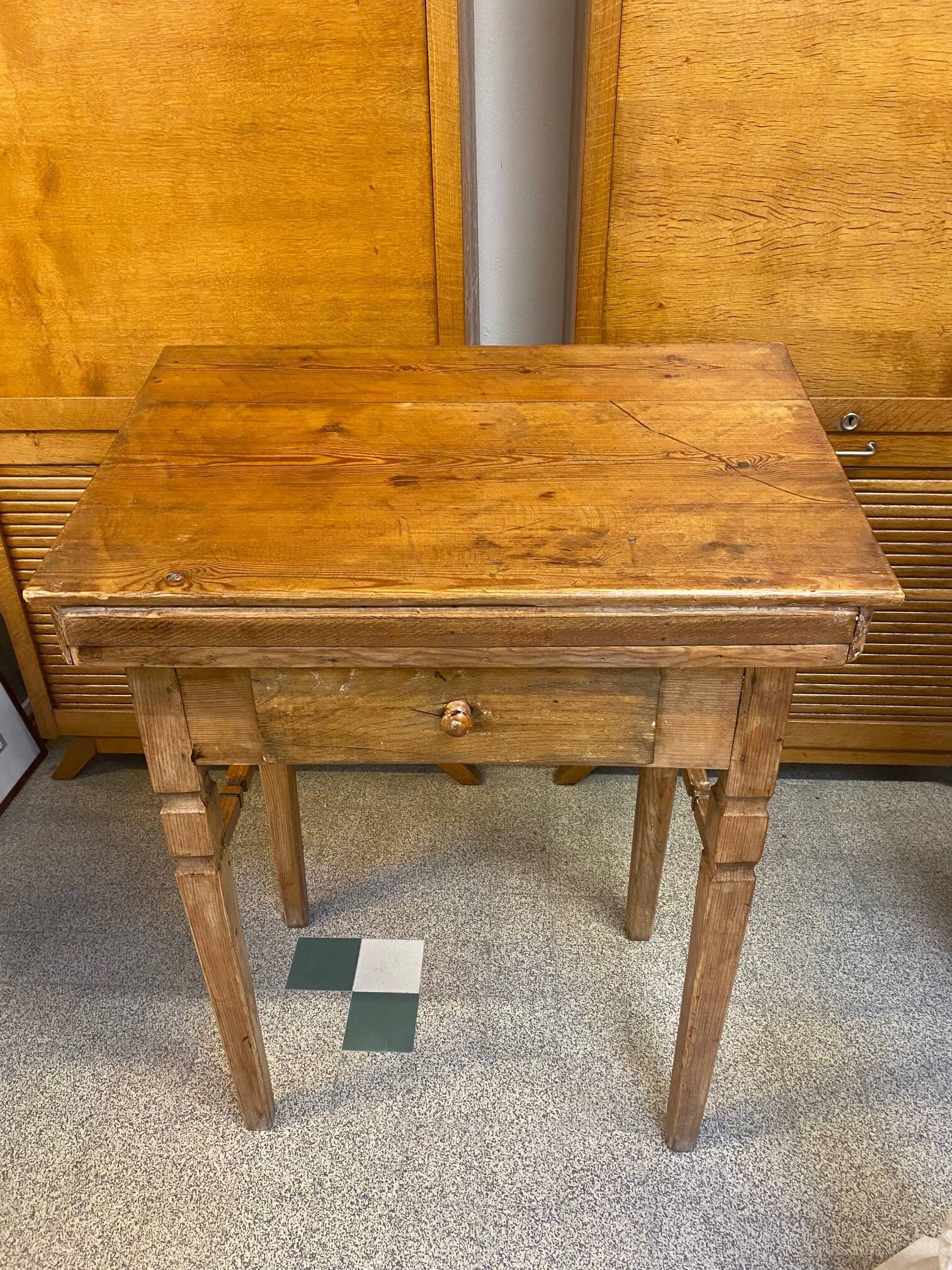 Desk desk in pitchpin early 20th century with drawer