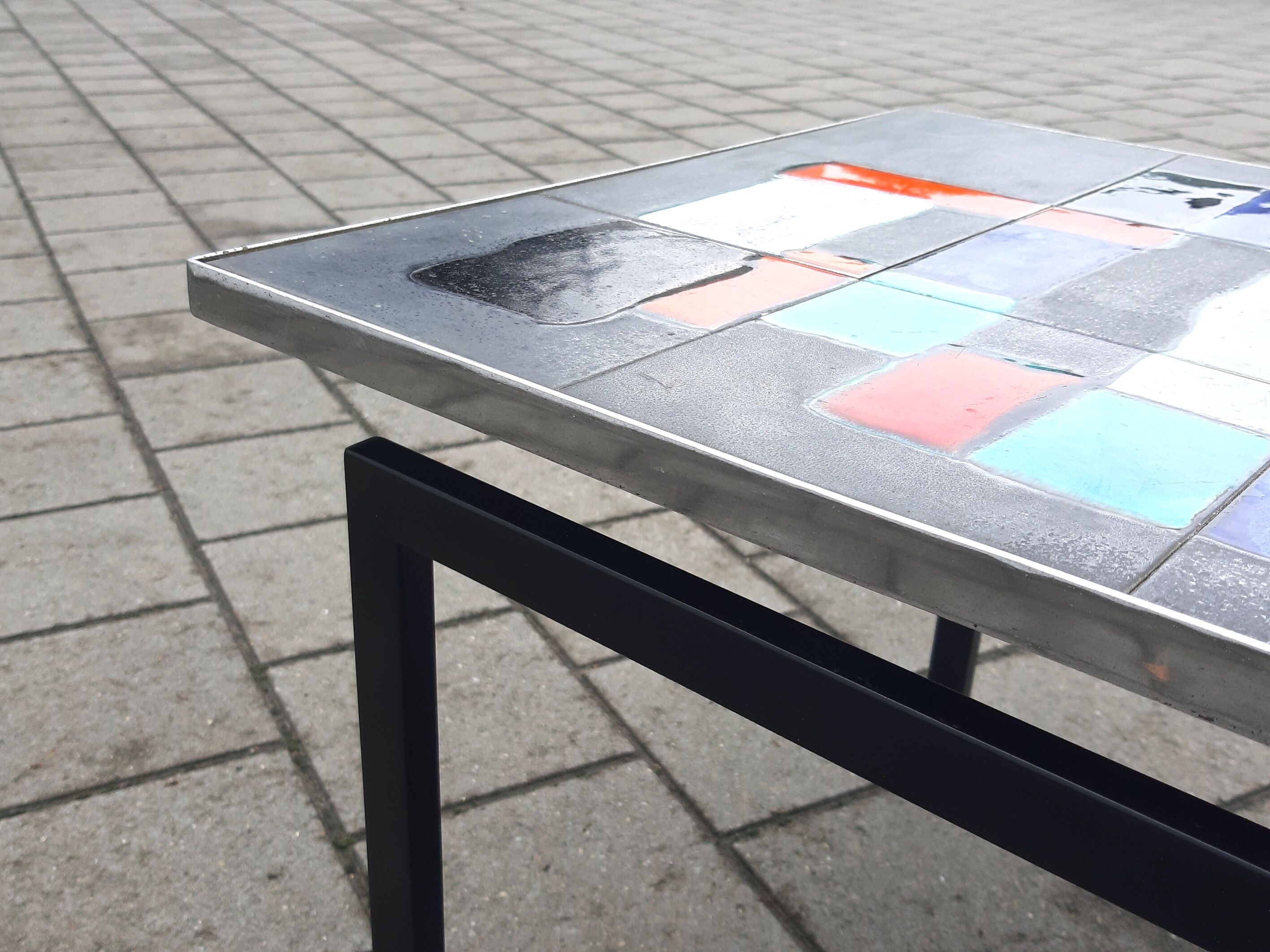 Ceramic coffee table by Juliette Belarti