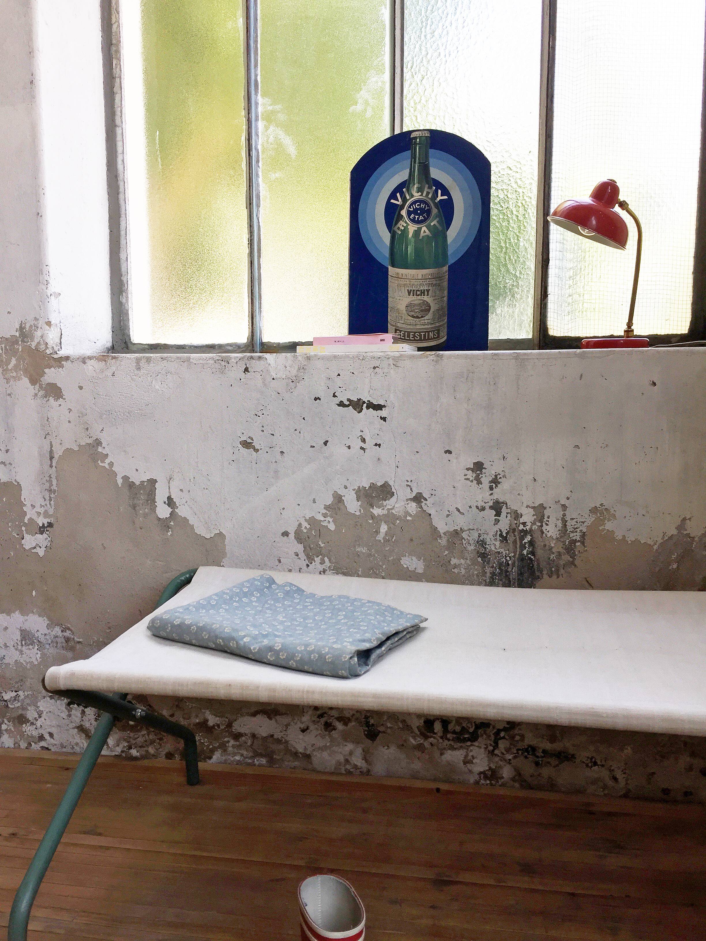 Maternal folding camp bed