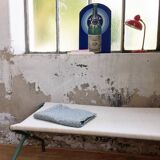 Maternal folding camp bed