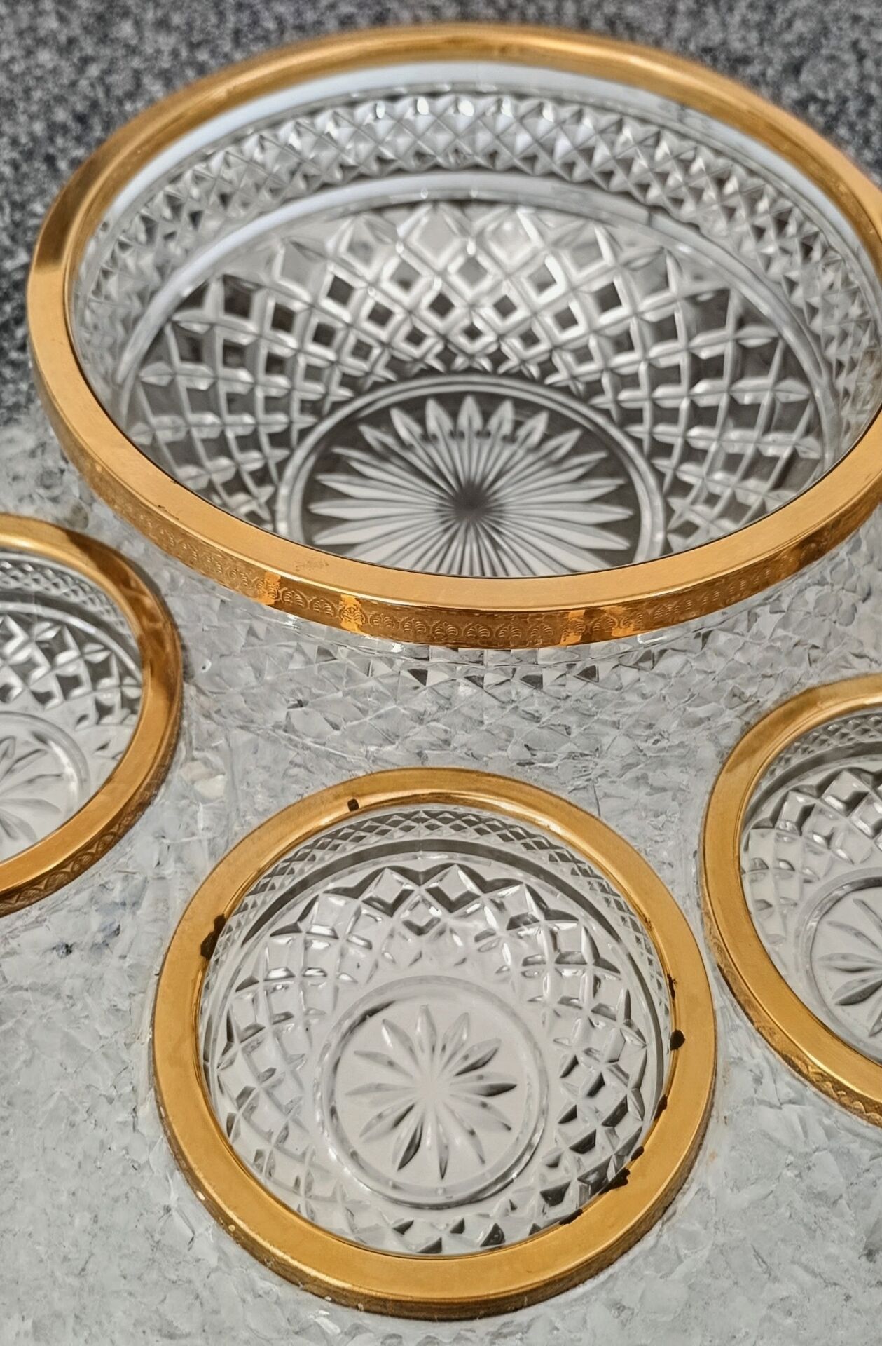 Salad bowl and diamond-shaped bowls in brass.