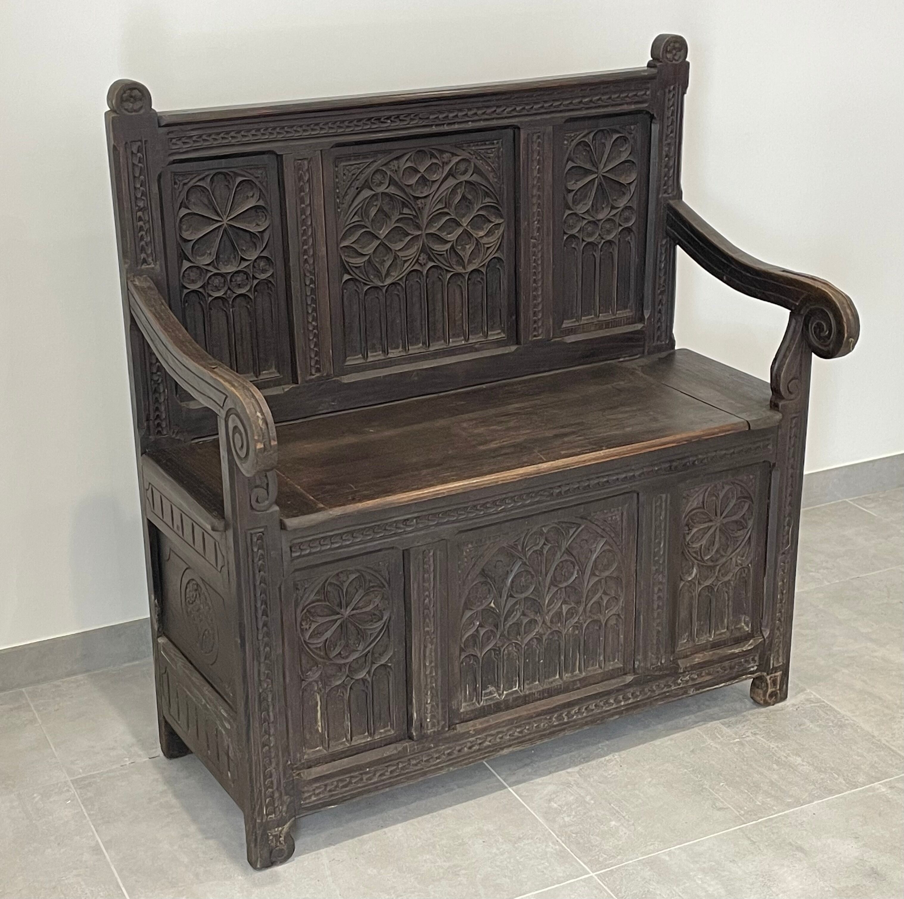 Chest bench in natural wood carved with Gothic motifs
