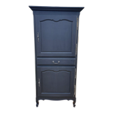 Armoire/homme debout