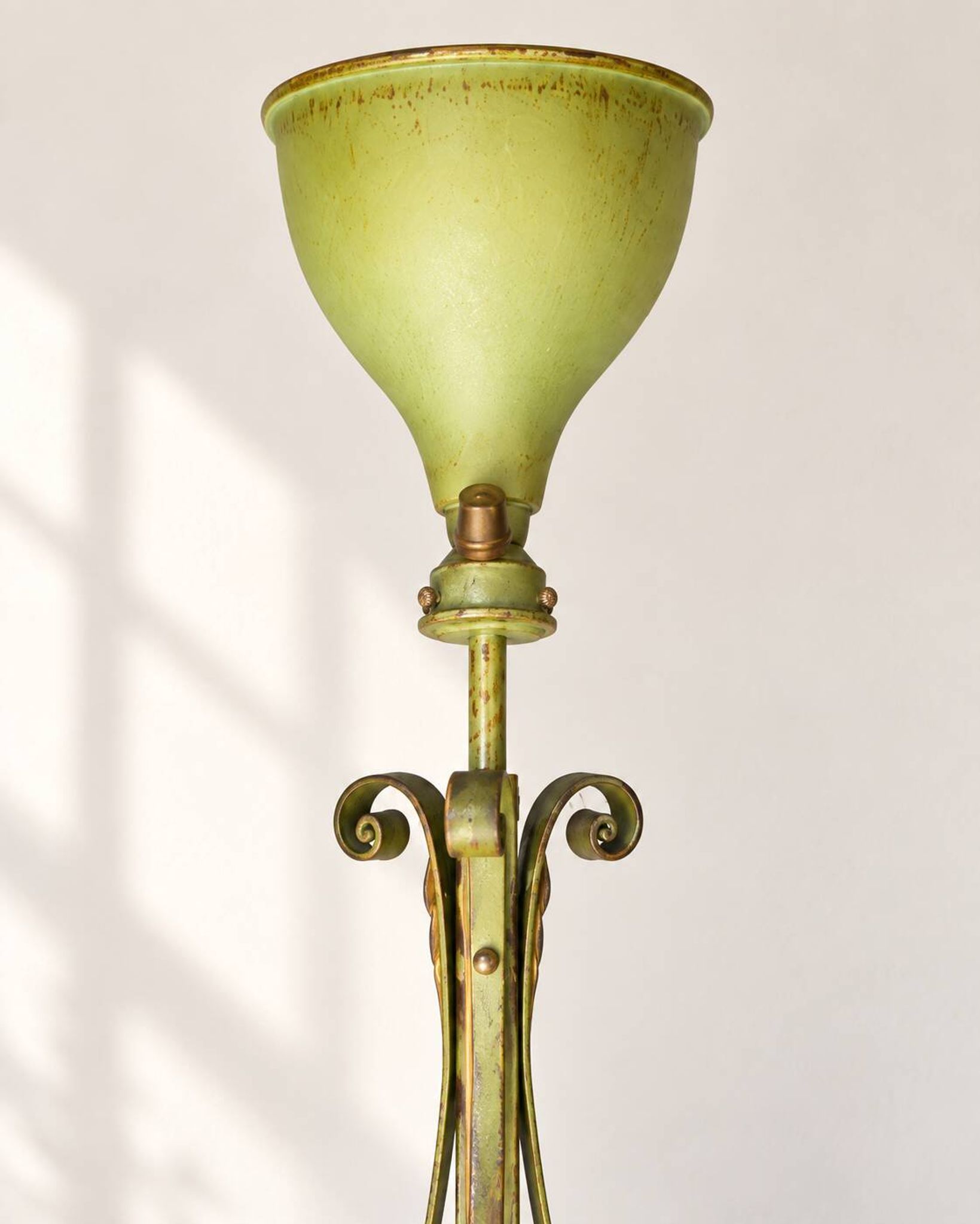 Lampadaire ancien en fer peint vert à décor végétal