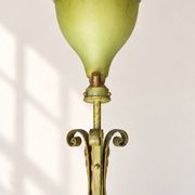 Lampadaire ancien en fer peint vert à décor végétal