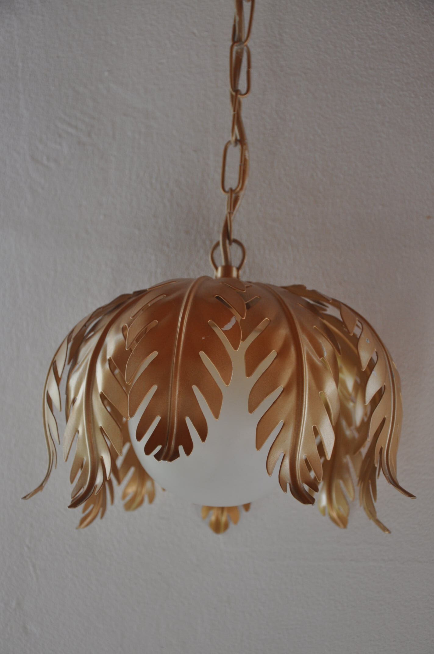 Suspension vegetable pattern golden metal and vintage opaline
