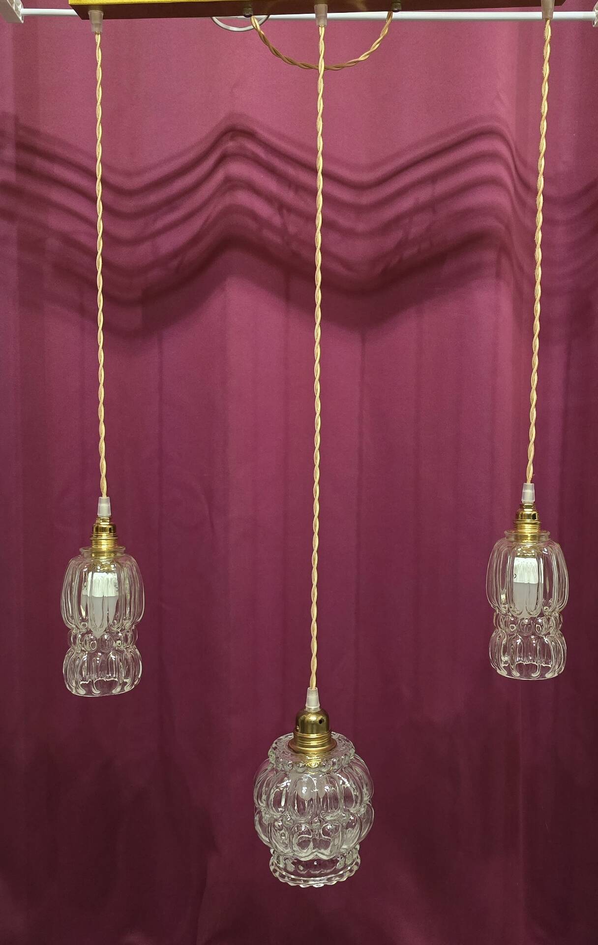 Suspension with 3 transparent bubble glass globes.
