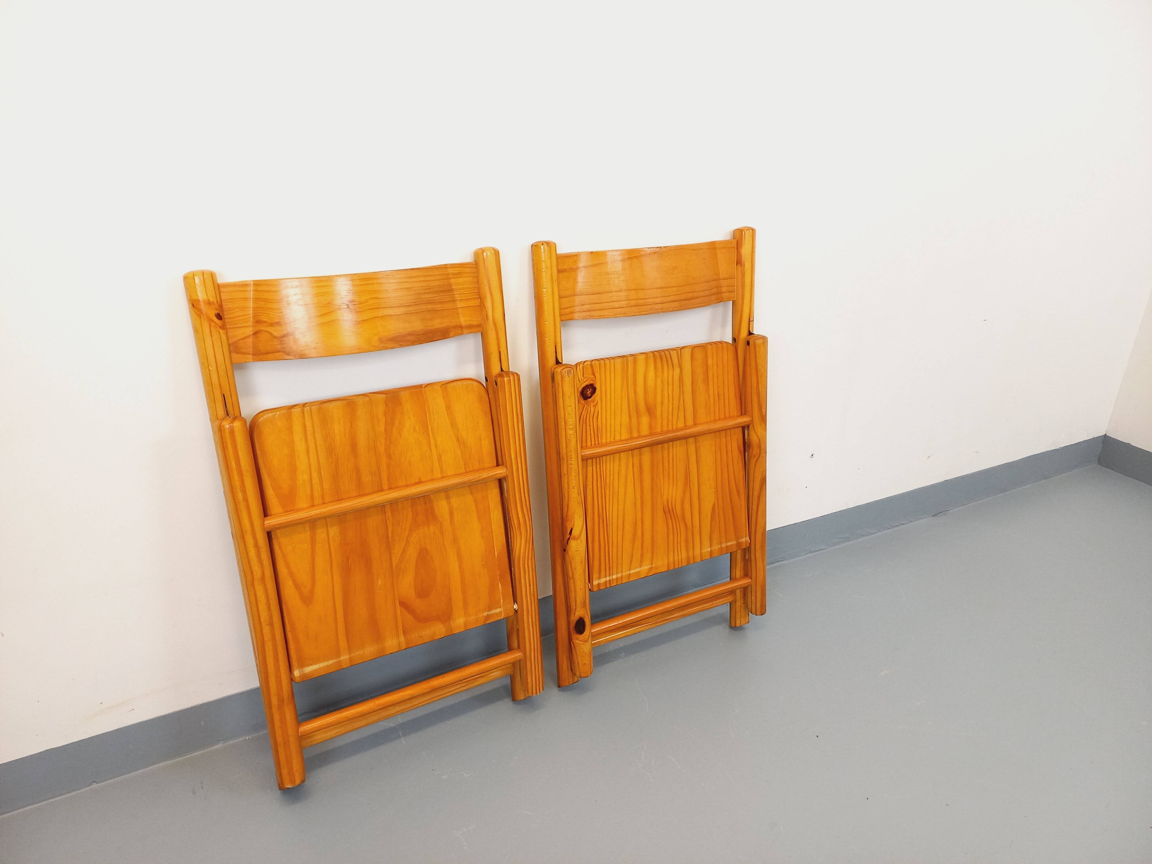 Pair of vintage folding chairs in pine from the 70s and 80s.