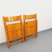 Pair of vintage folding chairs in pine from the 70s and 80s.