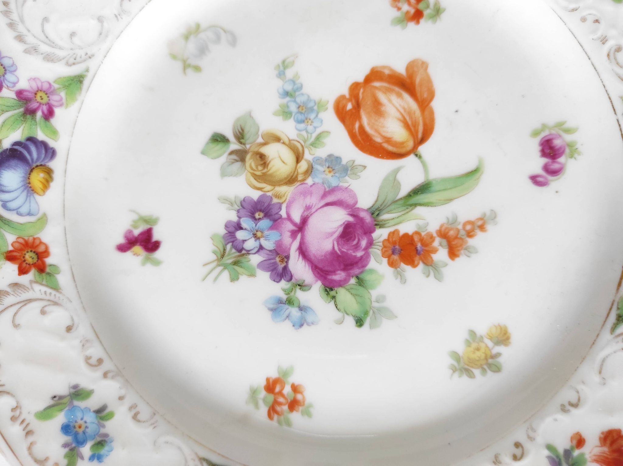 Paire d'assiettes fleuries porcelaine allemande