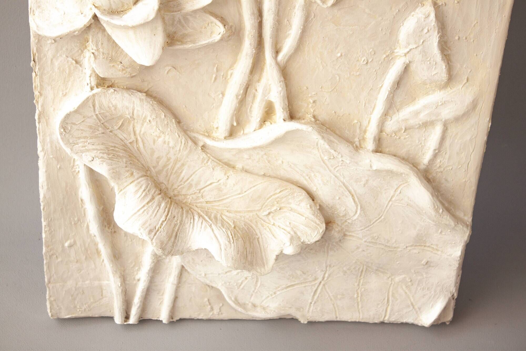 Bajorelief avec des fleurs. Relief avec des fleurs. Fleurs en relief.