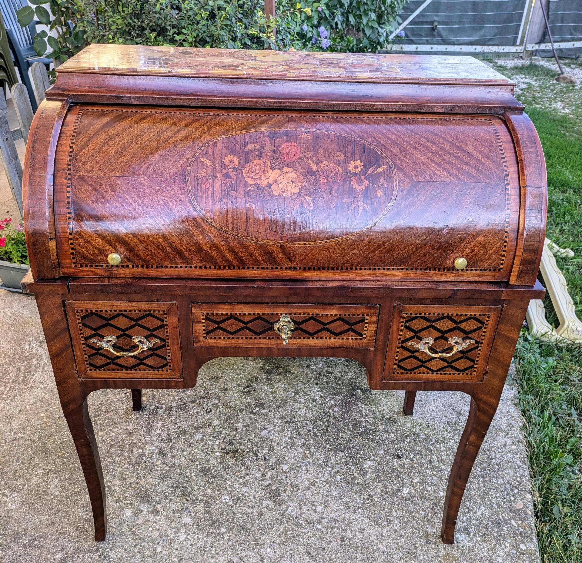 Cylinder desk and marquetry from the end of the 19th century