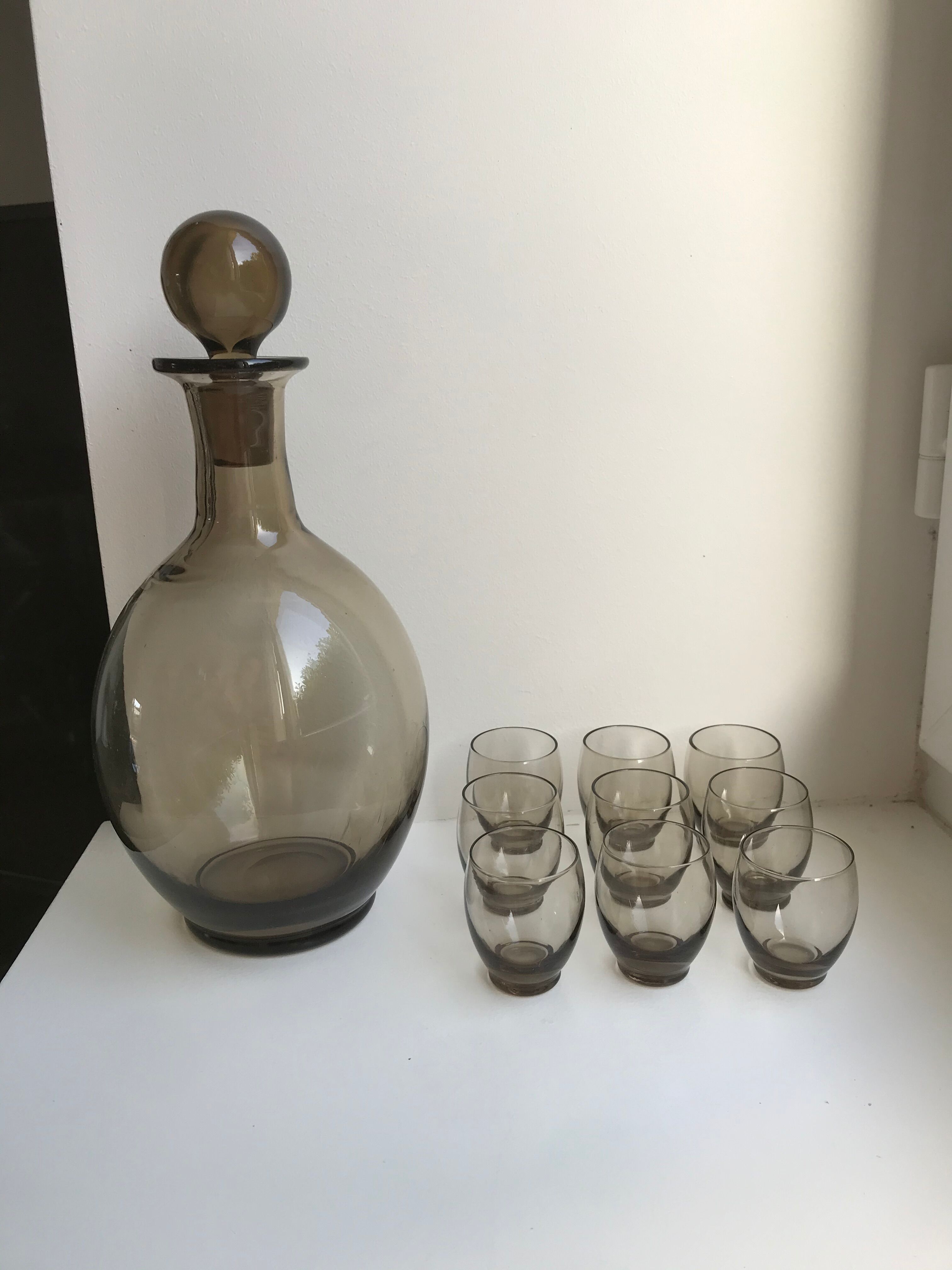 Set consisting of a carafe and 9 design liqueur glasses in Art Deco smoked glass 30s