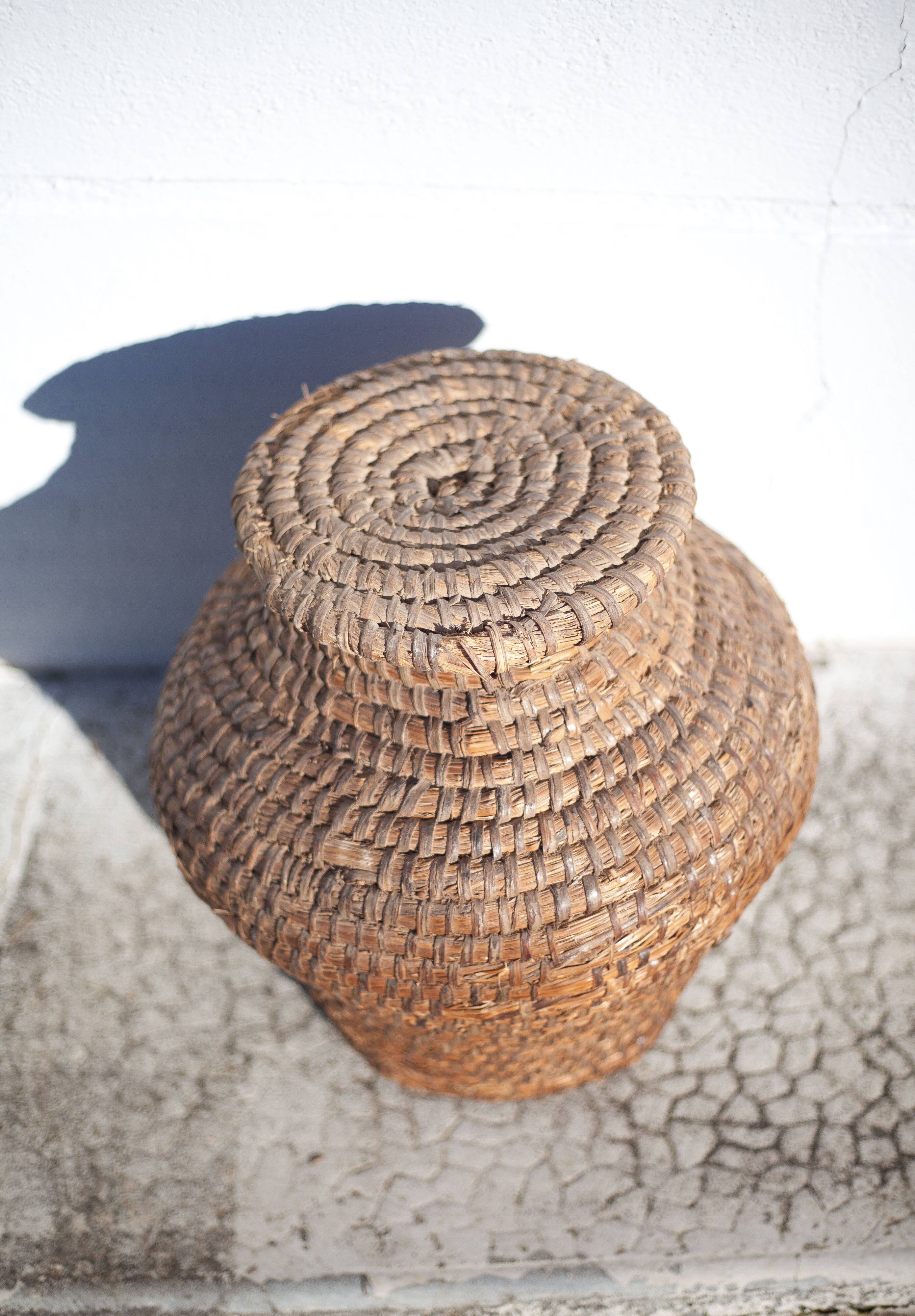 Old basket, burgundy straw and bramble, woven basket with lid, interior decoration, storage