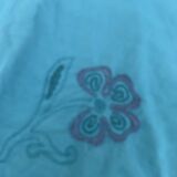 4 serviettes en lin blanc, teintées émeraude, brodées de fleurs et monogrammées, GM anciennes