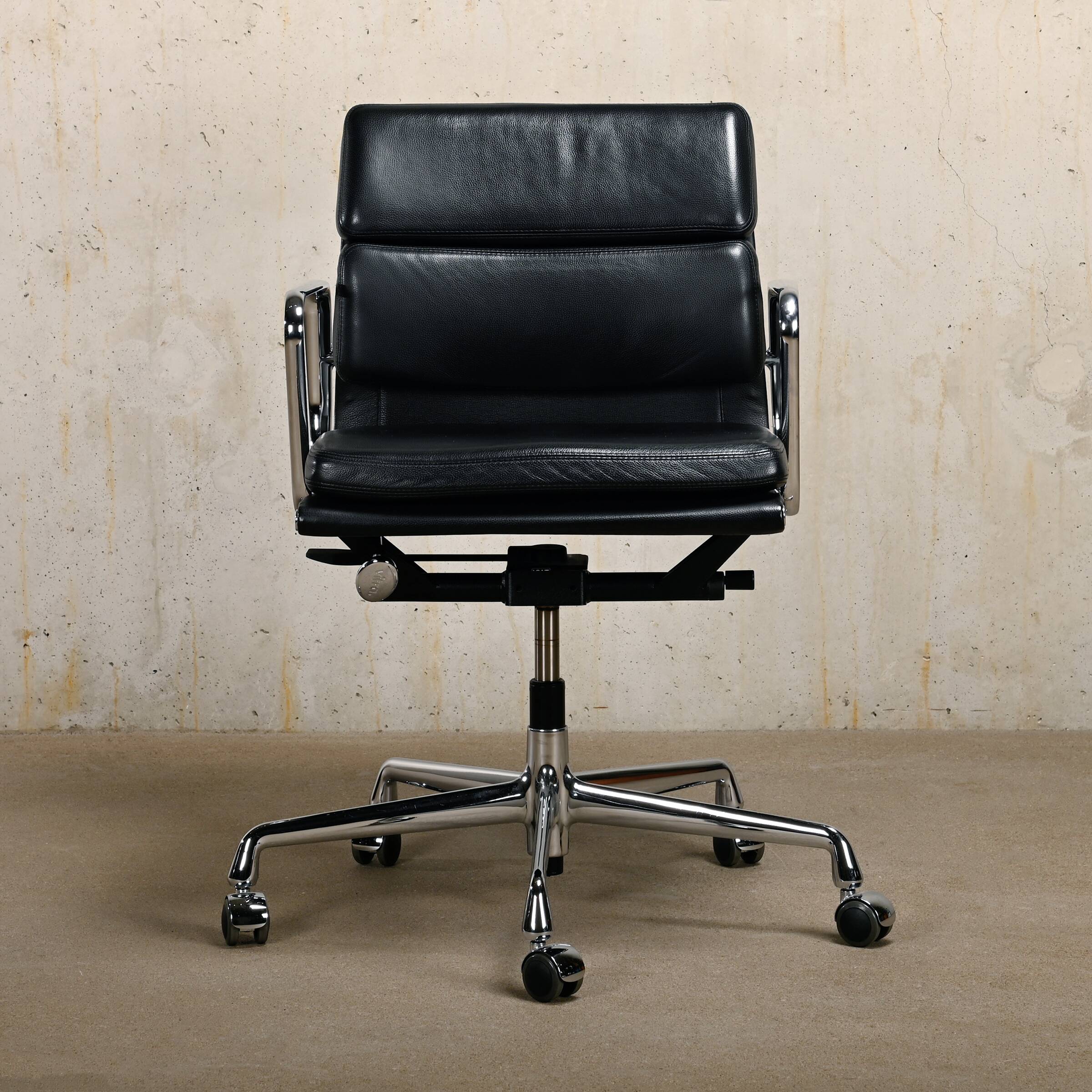 Charles & Ray Eames EA217 Office Chair in Chrome and Black leather, Vitra