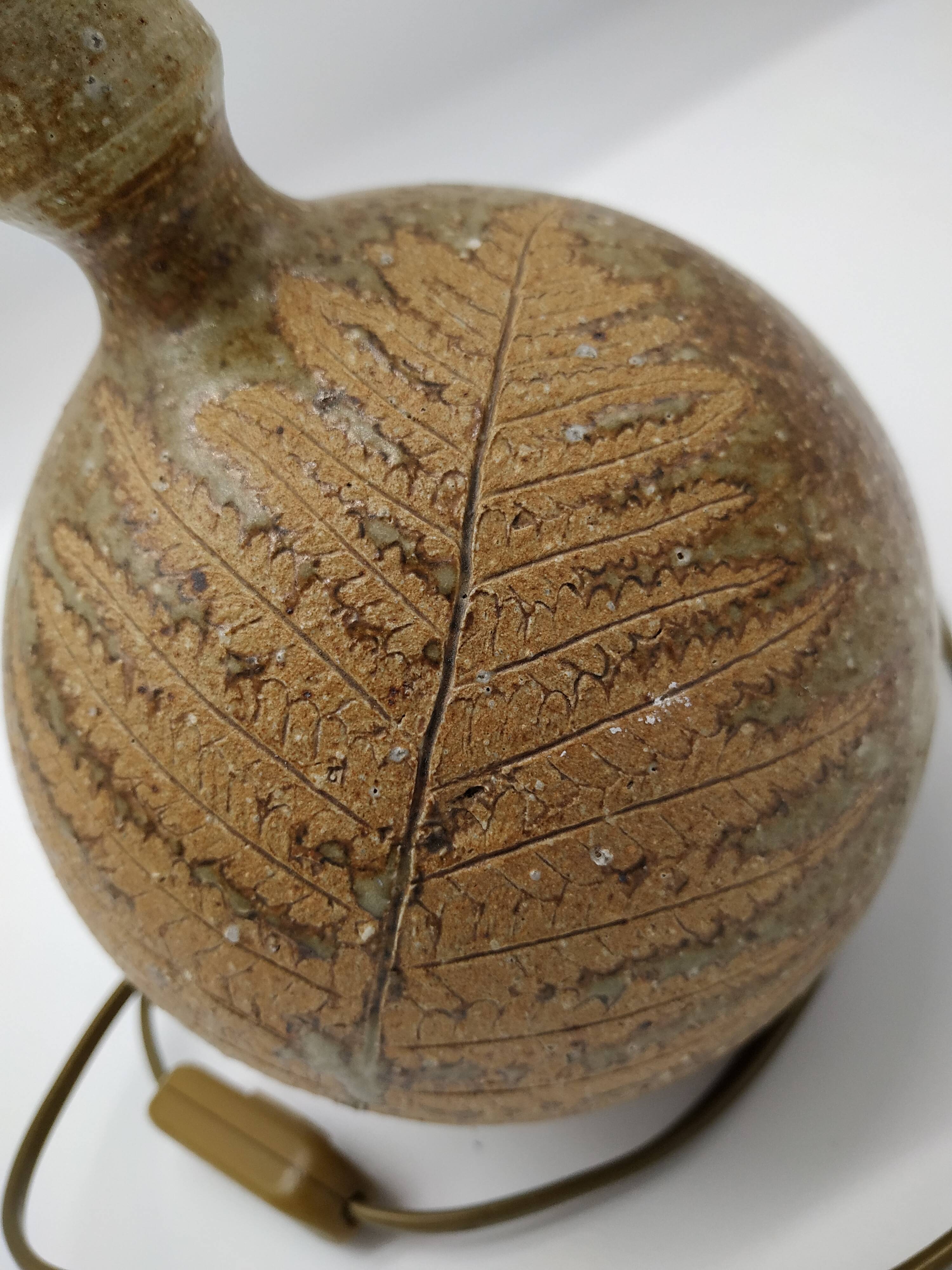 Pied de lampe à la fougère en grès pyrité d'Alain Blanchard