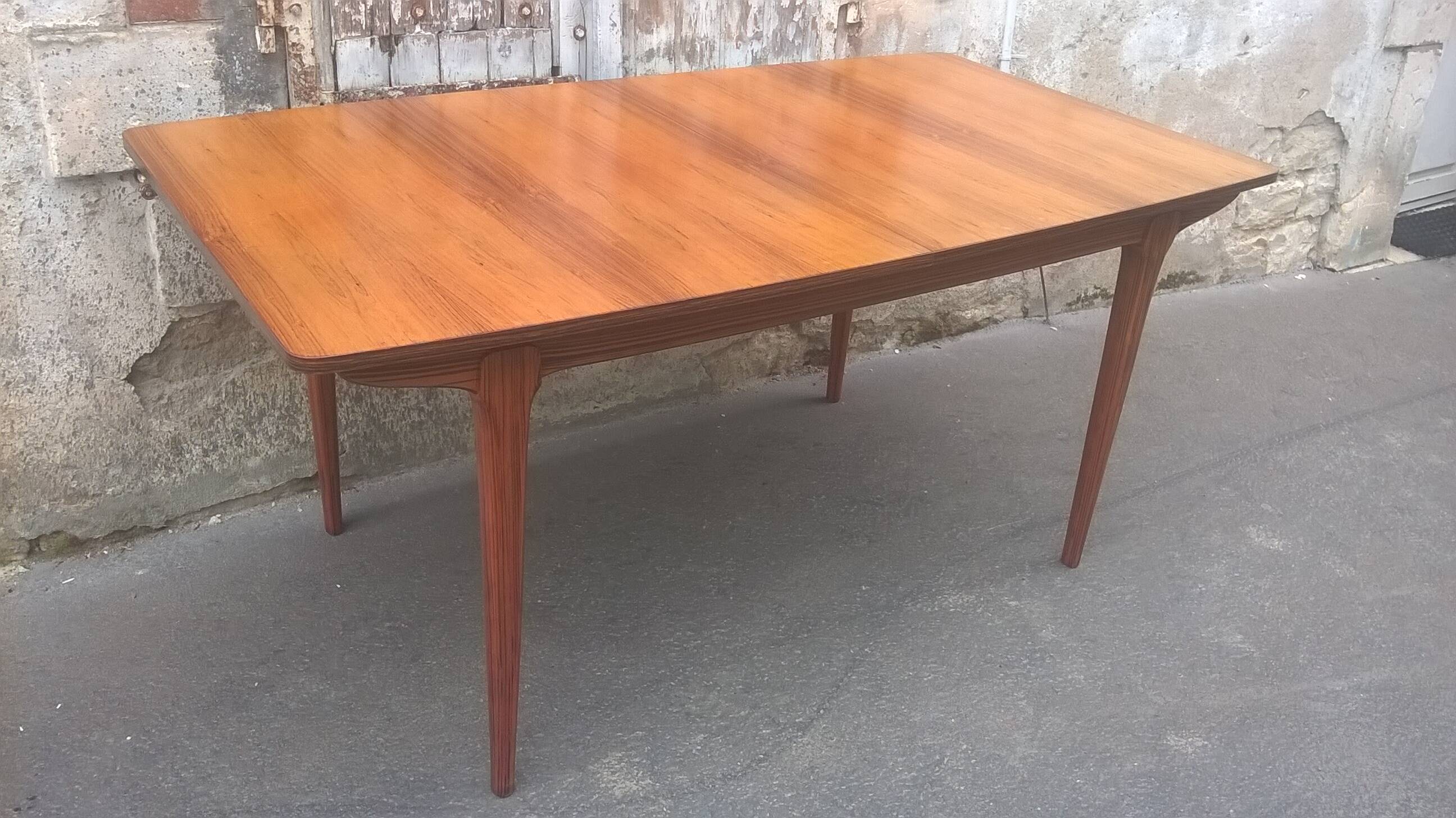 Extendable teak dining table