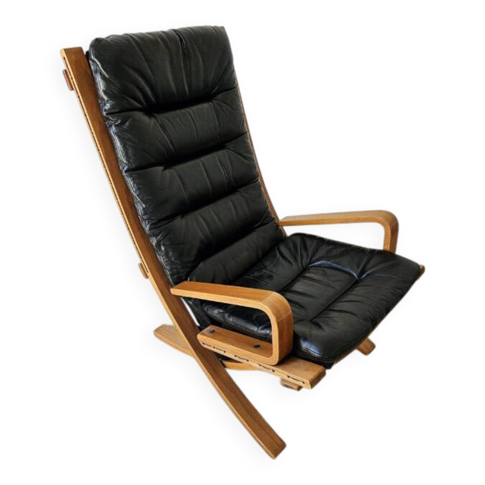 Scandinavian armchair in wood and leather.