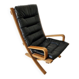 Scandinavian armchair in wood and leather.