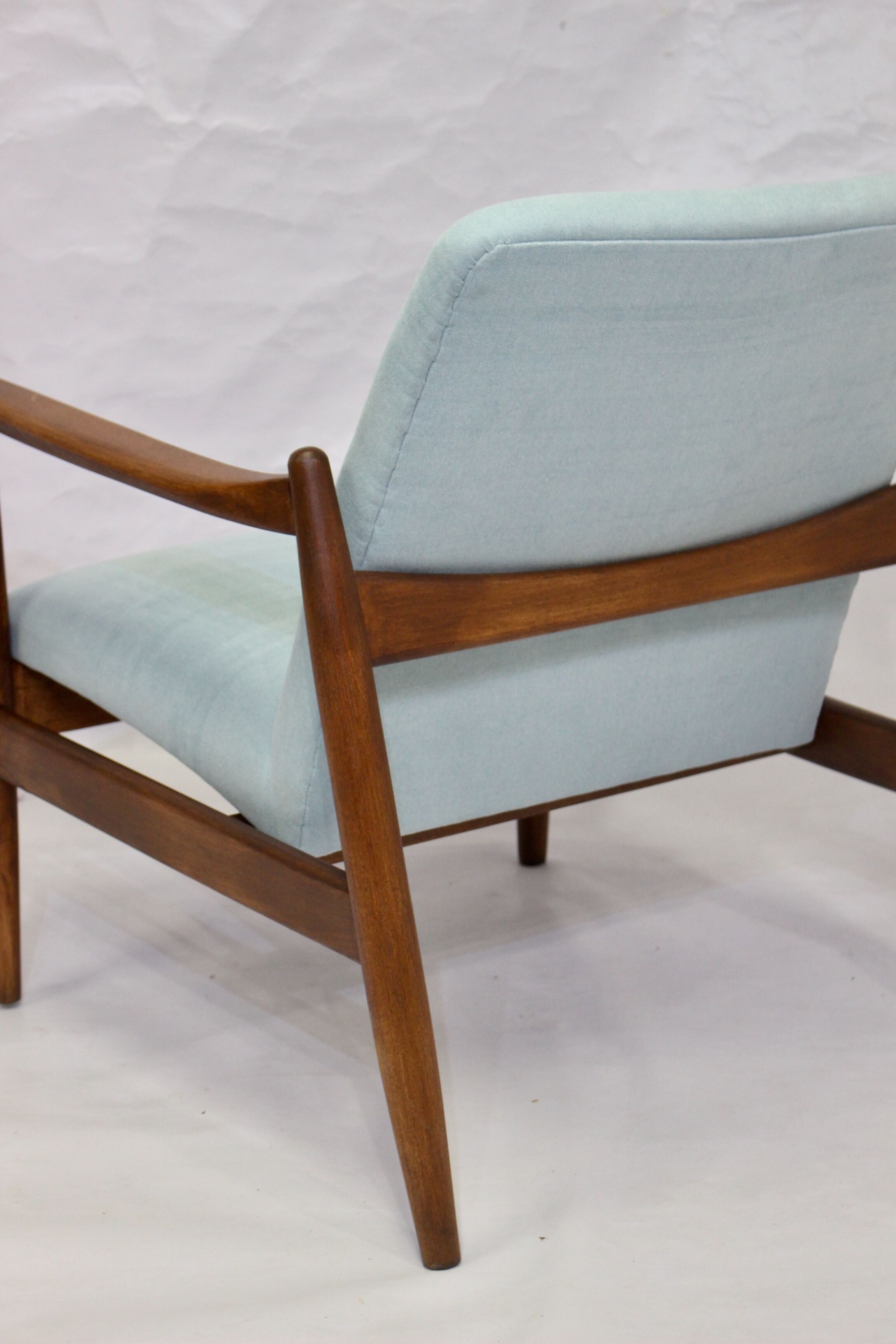 Fauteuil vintage GFM-142 1960 Edmund Homa entièrement restauré tissu bleu aspect velouté