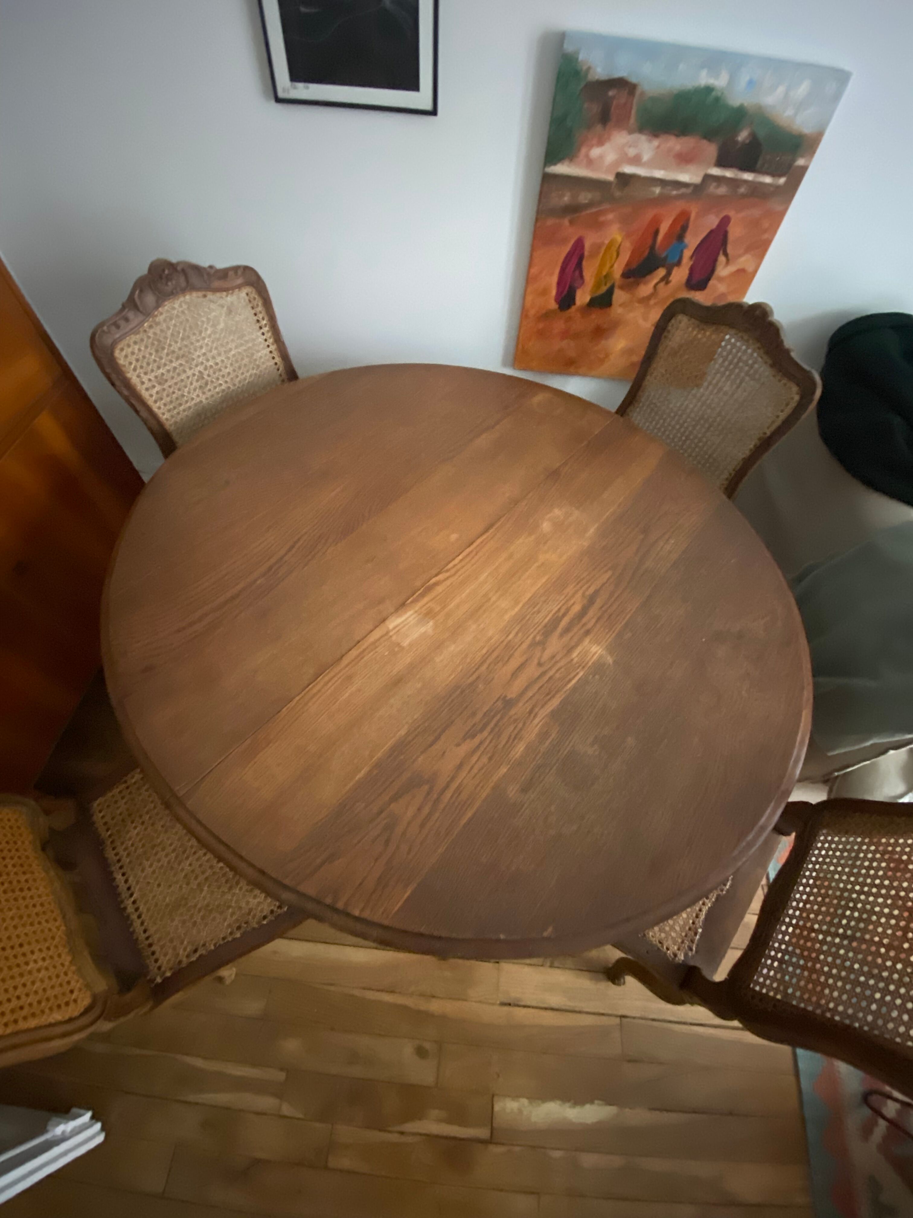 Round dining table - extendable