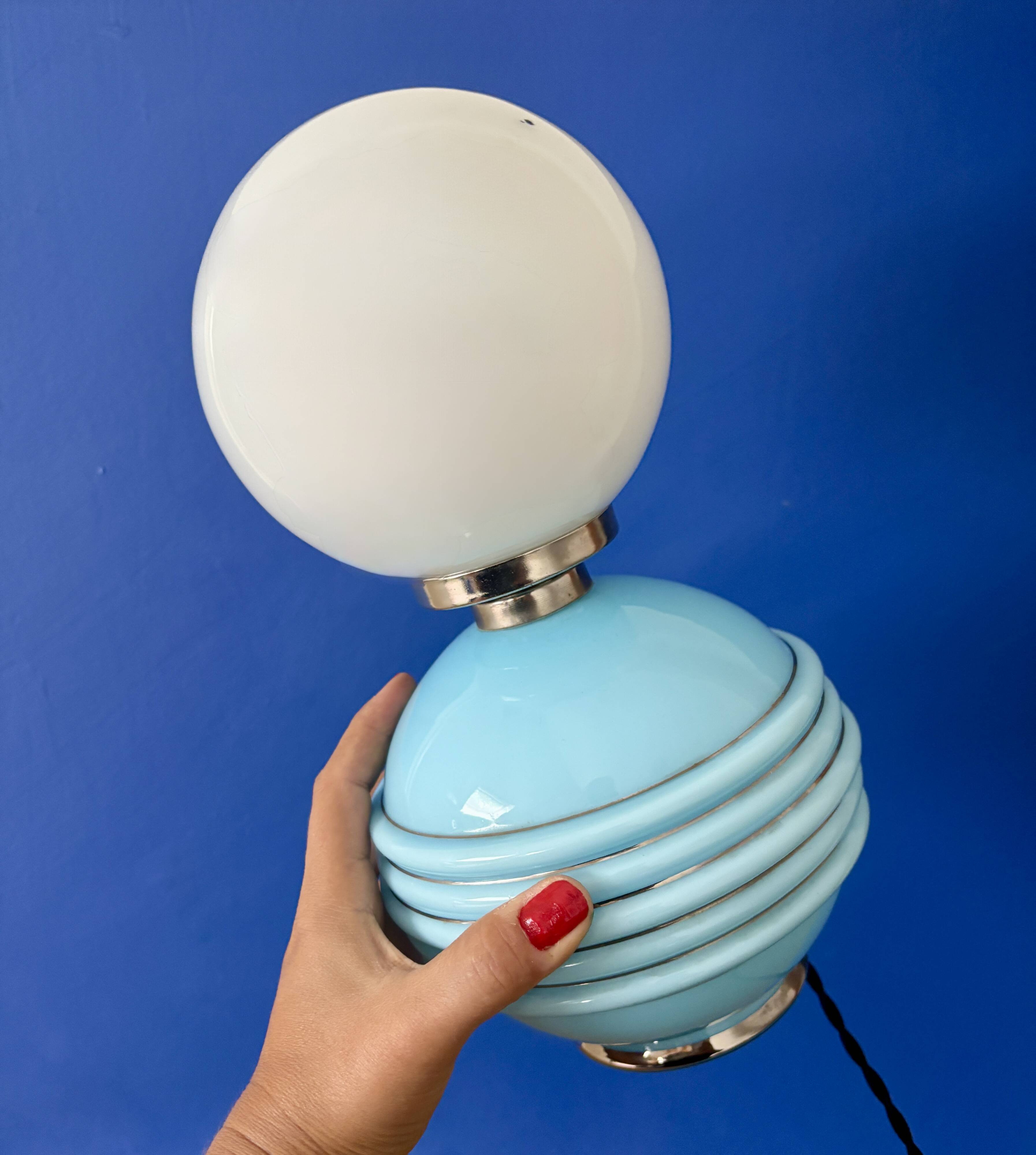 Lampe à poser vintage en opaline bleu et blanche