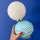 Lampe à poser vintage en opaline bleu et blanche