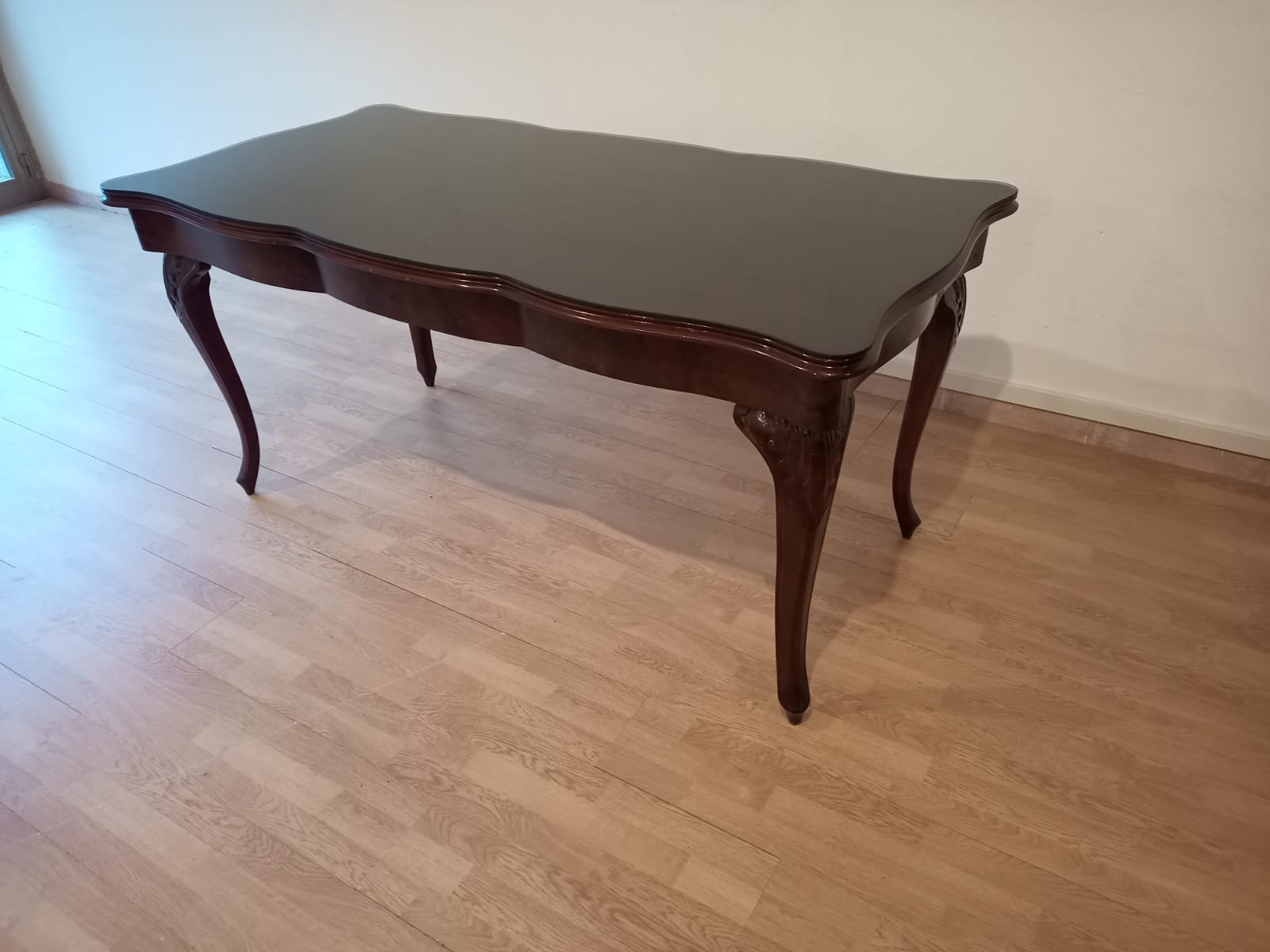 Chippendale mahogany table XXth with walnut piano in smoked tempered glass