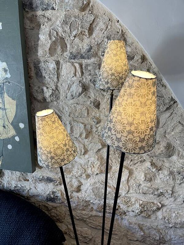 Lampadaire fleurs bleues