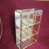 Petite vitrine en laiton et verre.