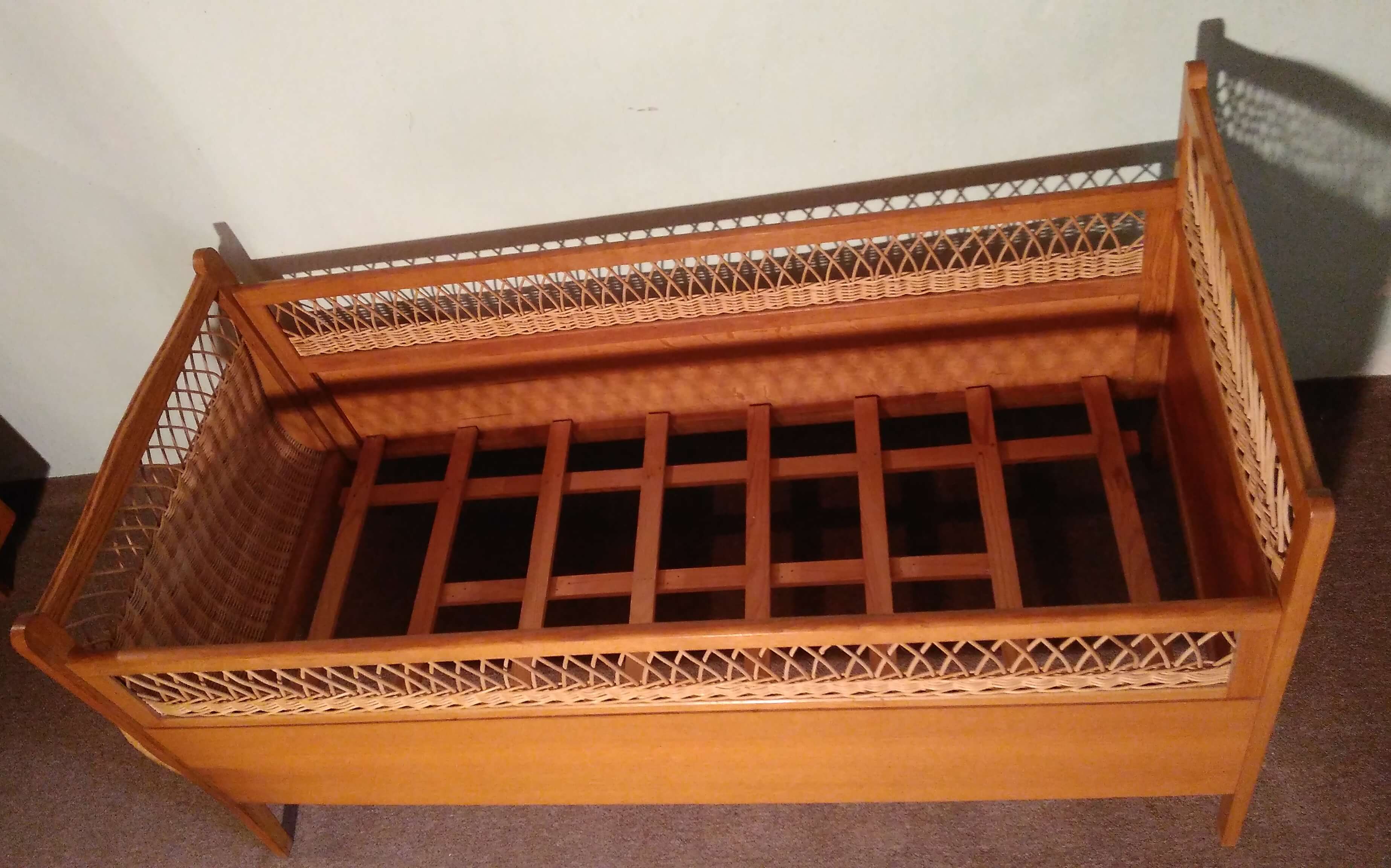 Children's bed wood and rattan feet compas vintage 60s