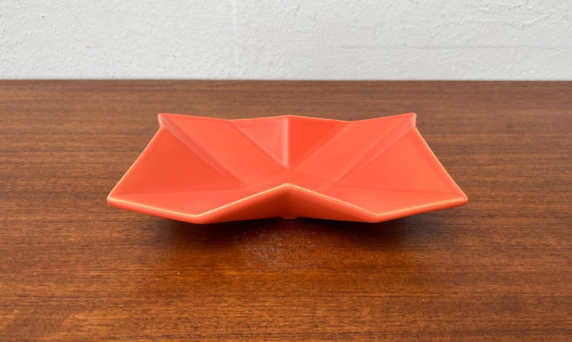 Postmodern minimalist ceramic bowl from the Asa collection, 1980s.