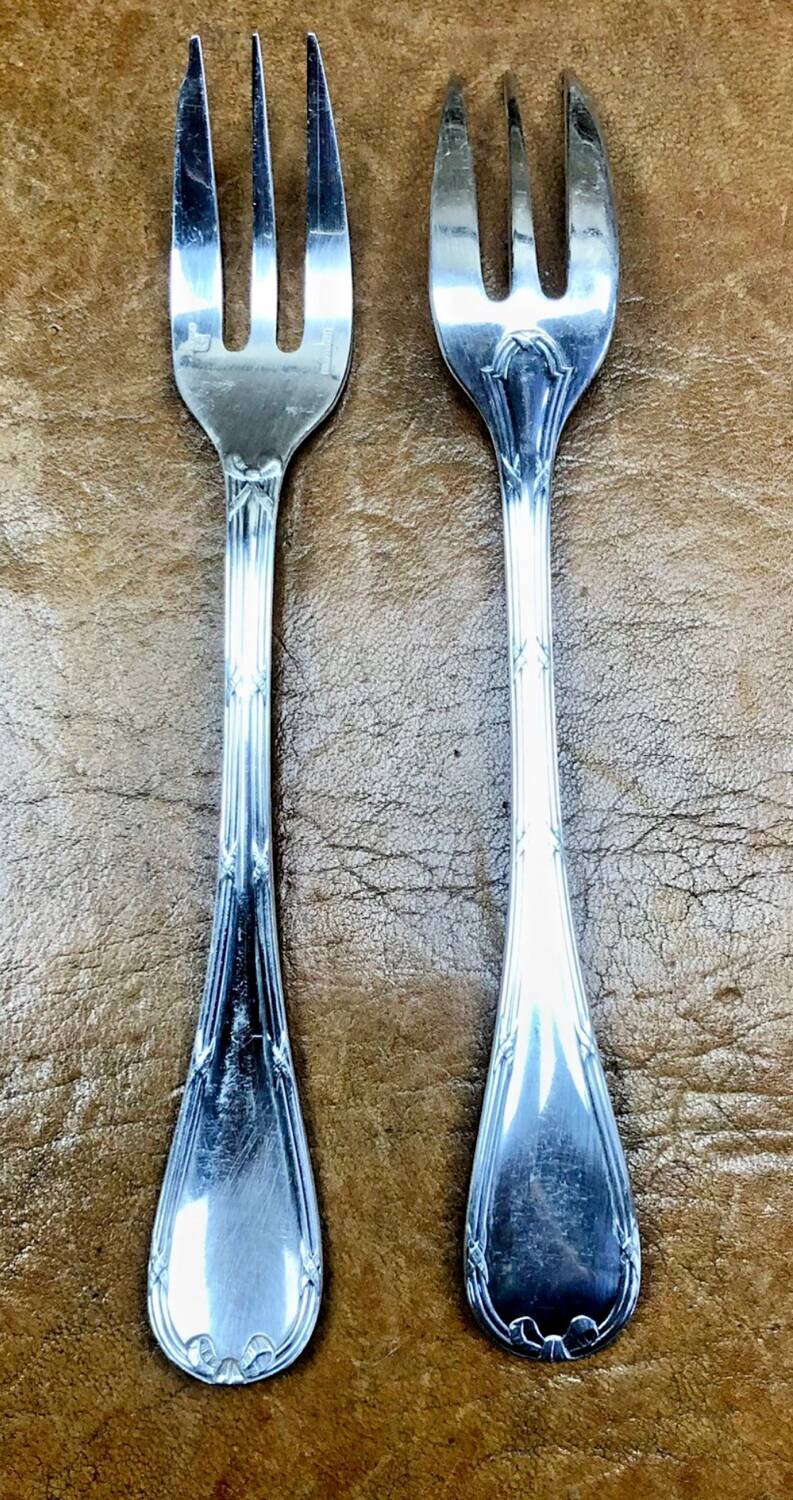 7 Christofle silver-plated oyster forks with Louis crossed ribbons
