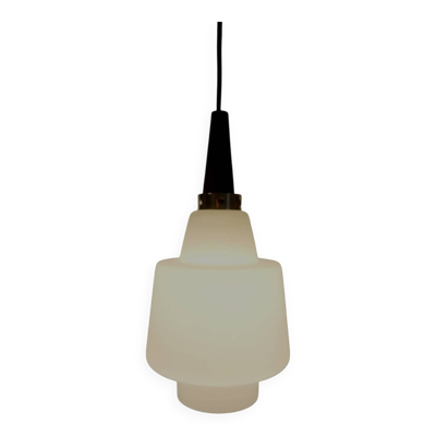 Suspension scandinave en opaline et teck, vers 1960