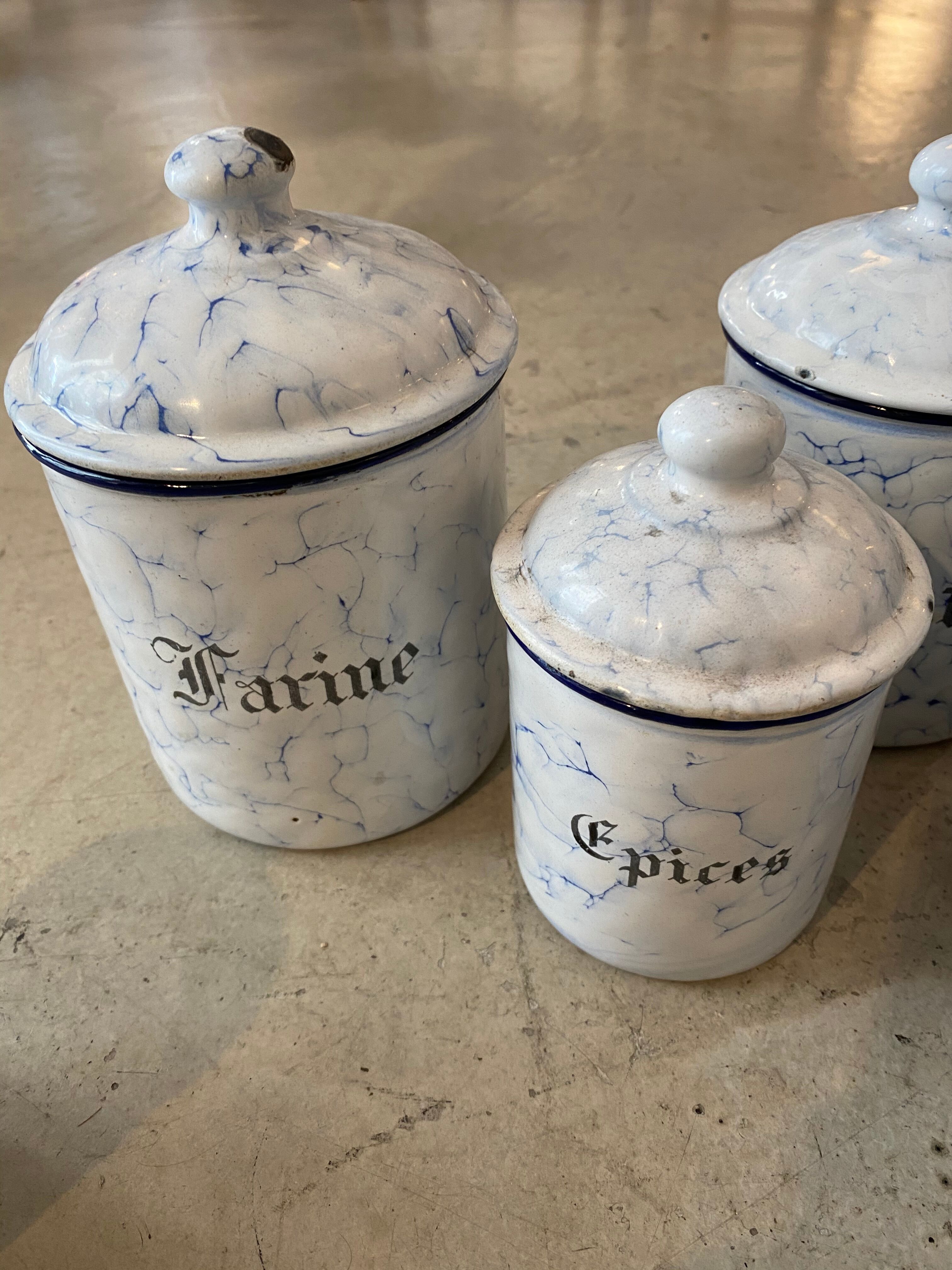 Ensemble de pots de cuisine en tôle