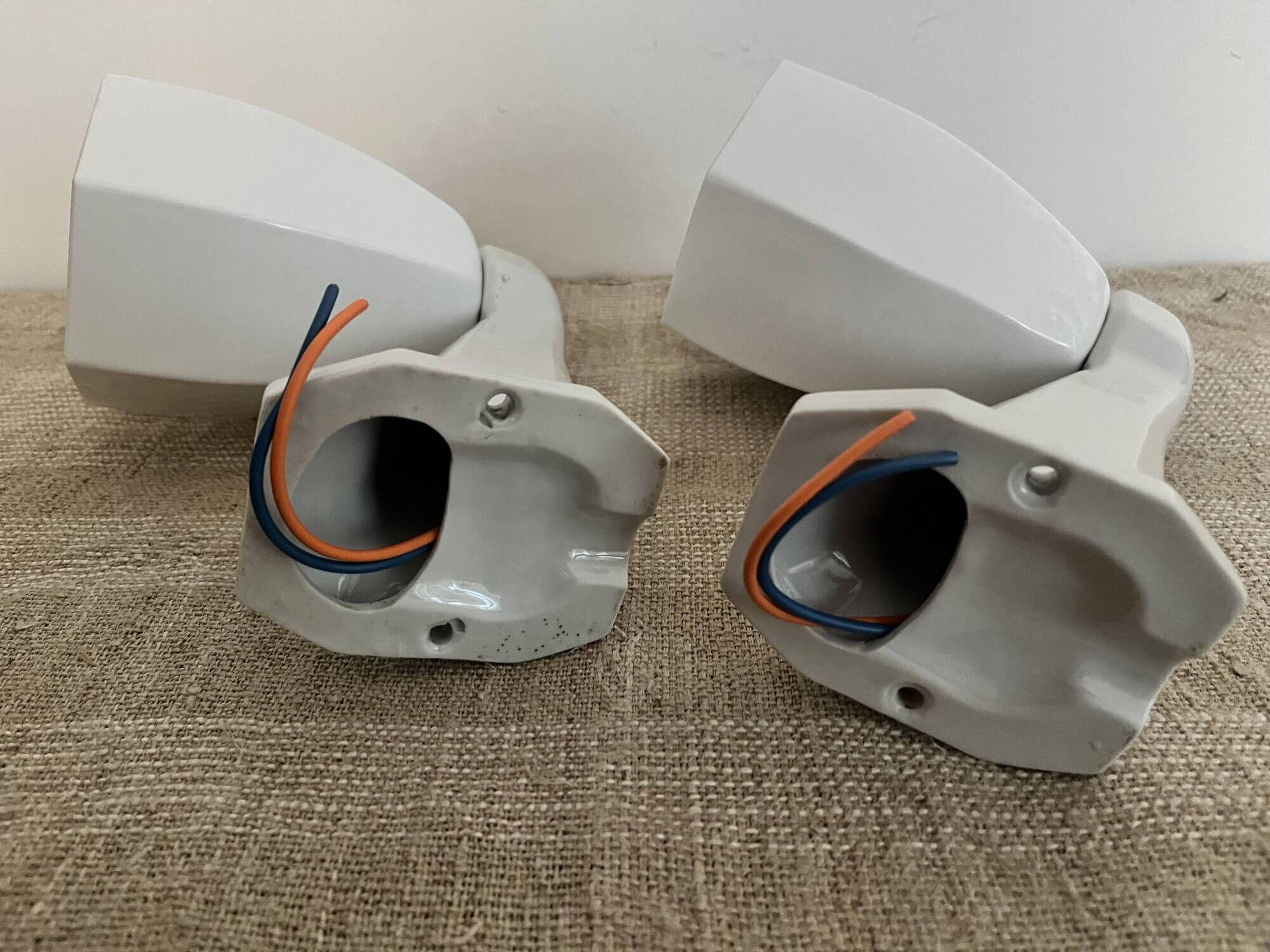 Pair of Art Deco wall sconces in ceramic and opaline.