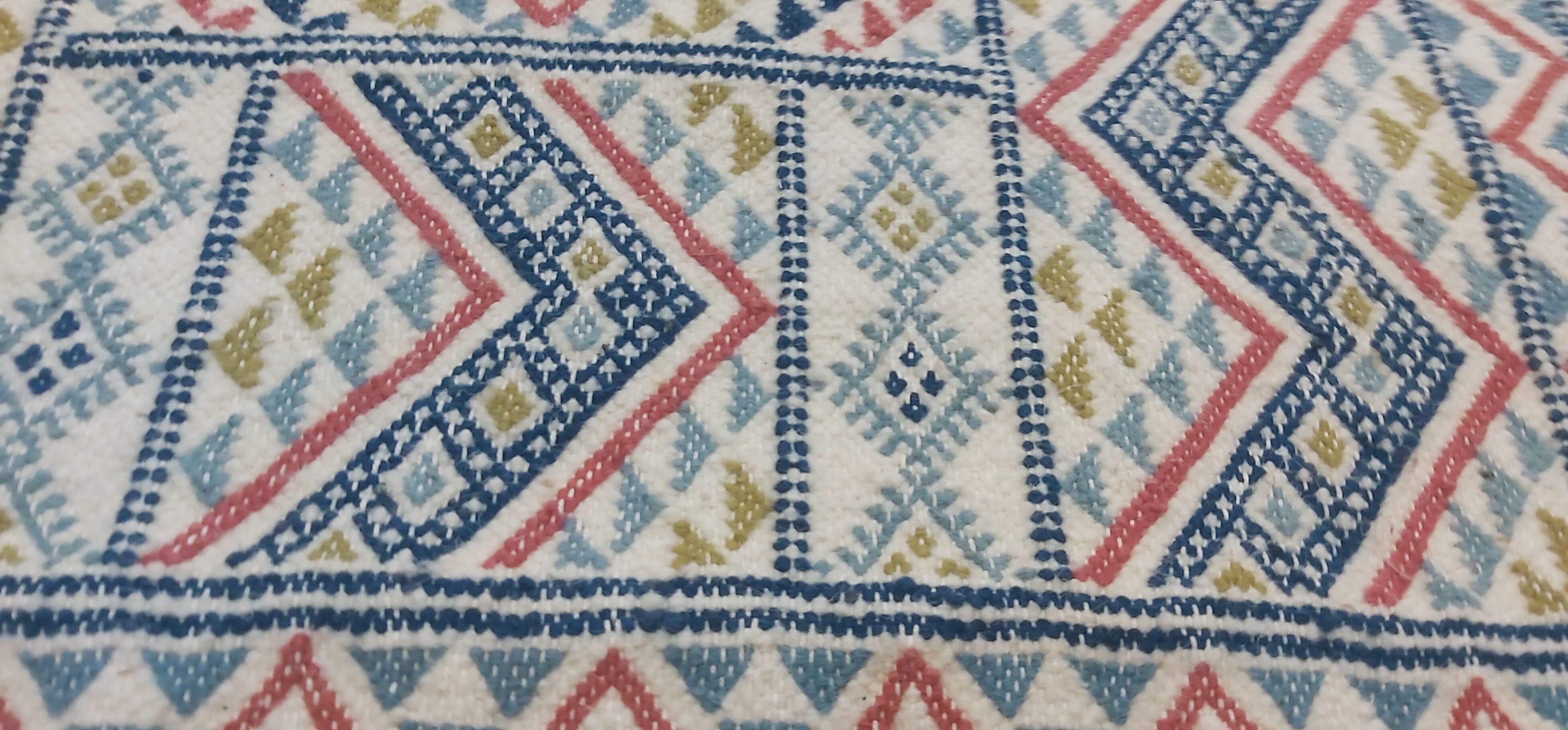 Hand-woven rugs in pure wool