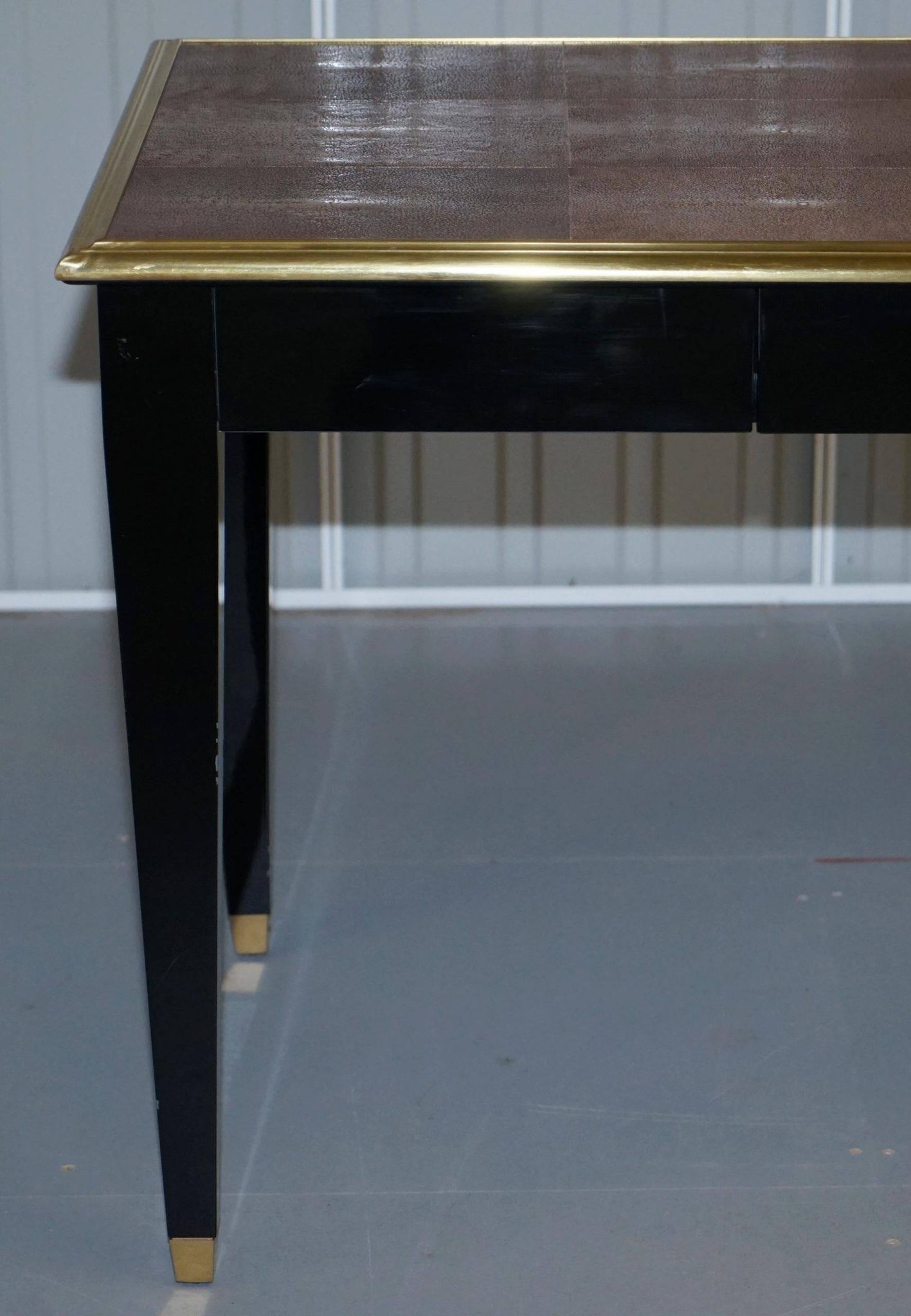 Bureau en Galuchat avec Métal Doré, Modèle Moderne