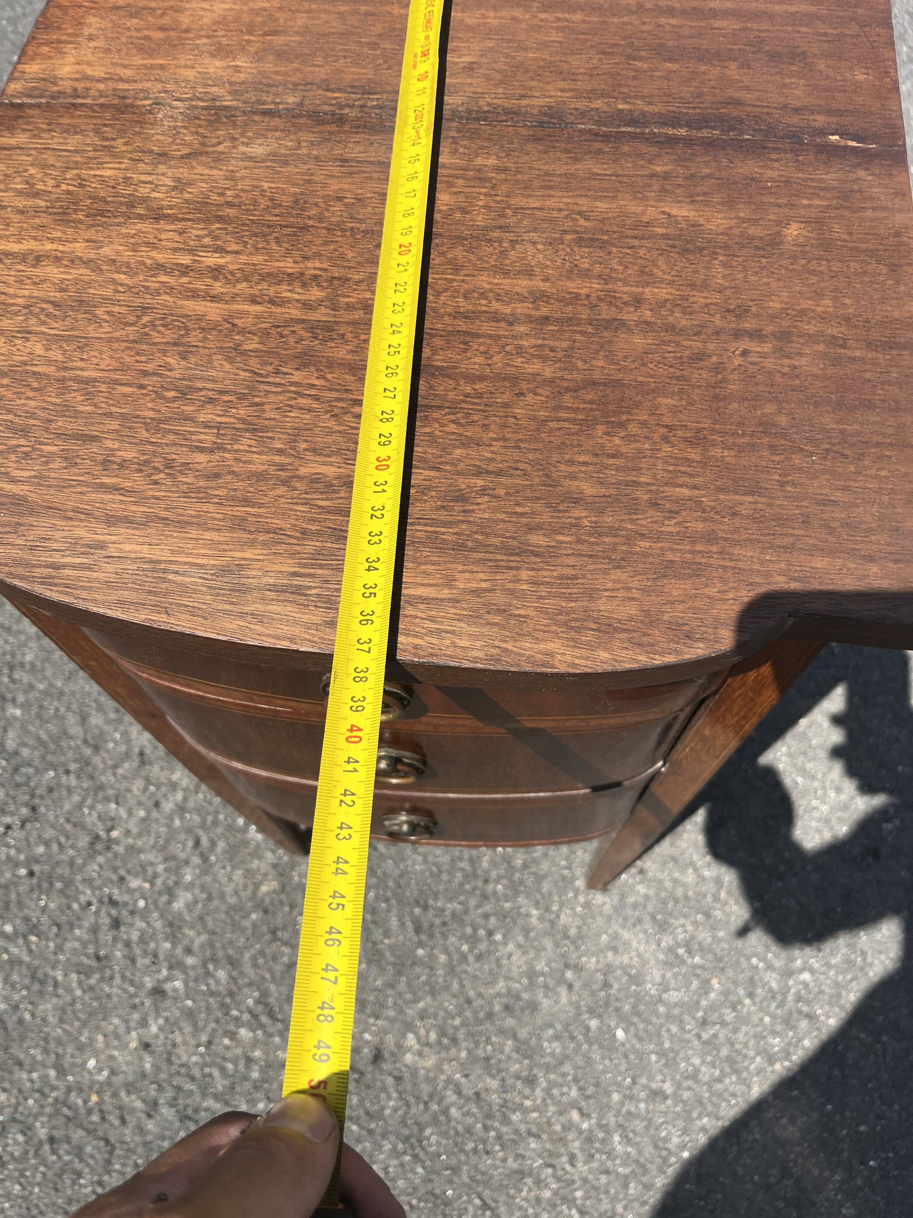 Table de chevet ancienne de style Louis XVI en bois