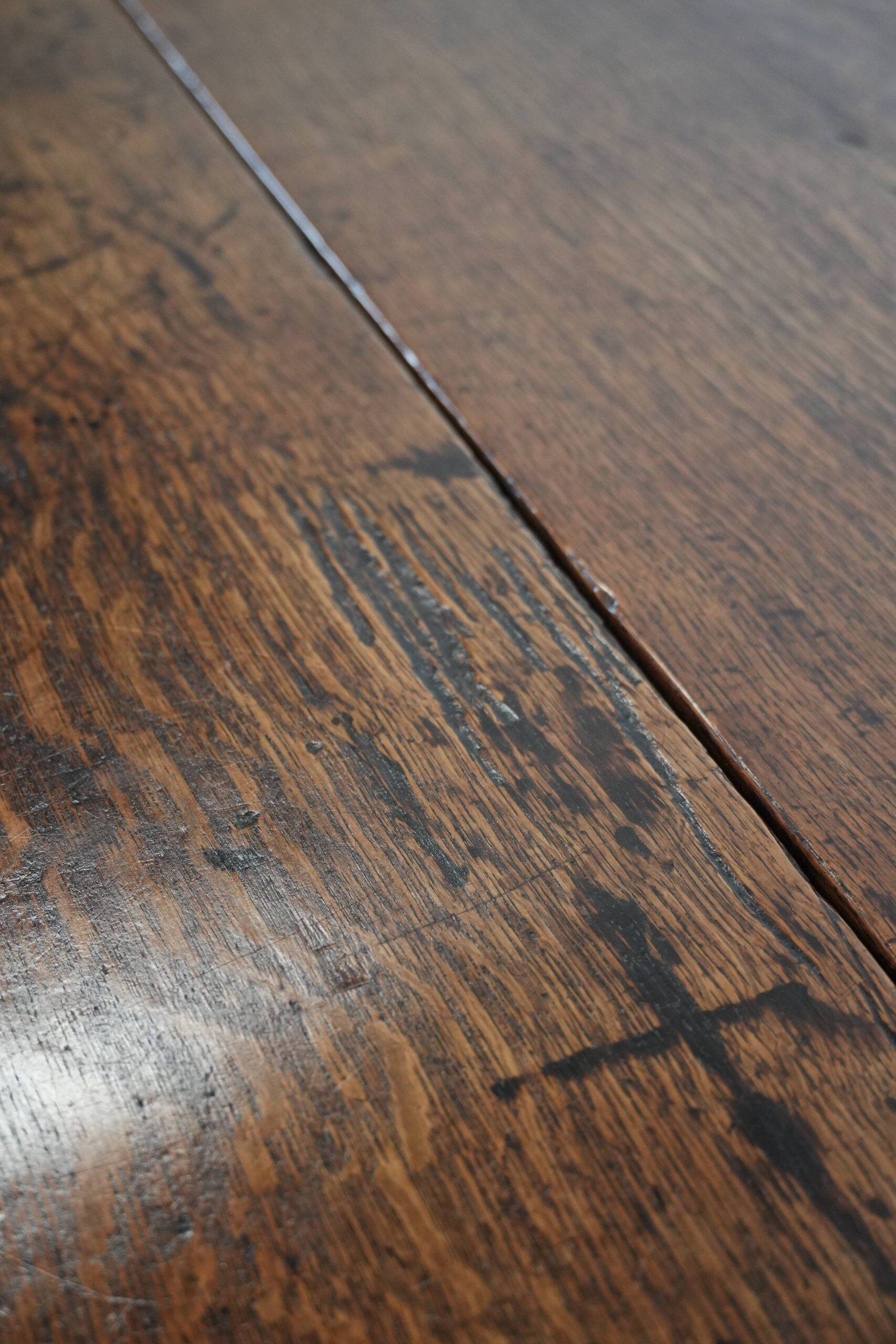 Charming antique English drop-leaf dining table made of oak from the late 19th century