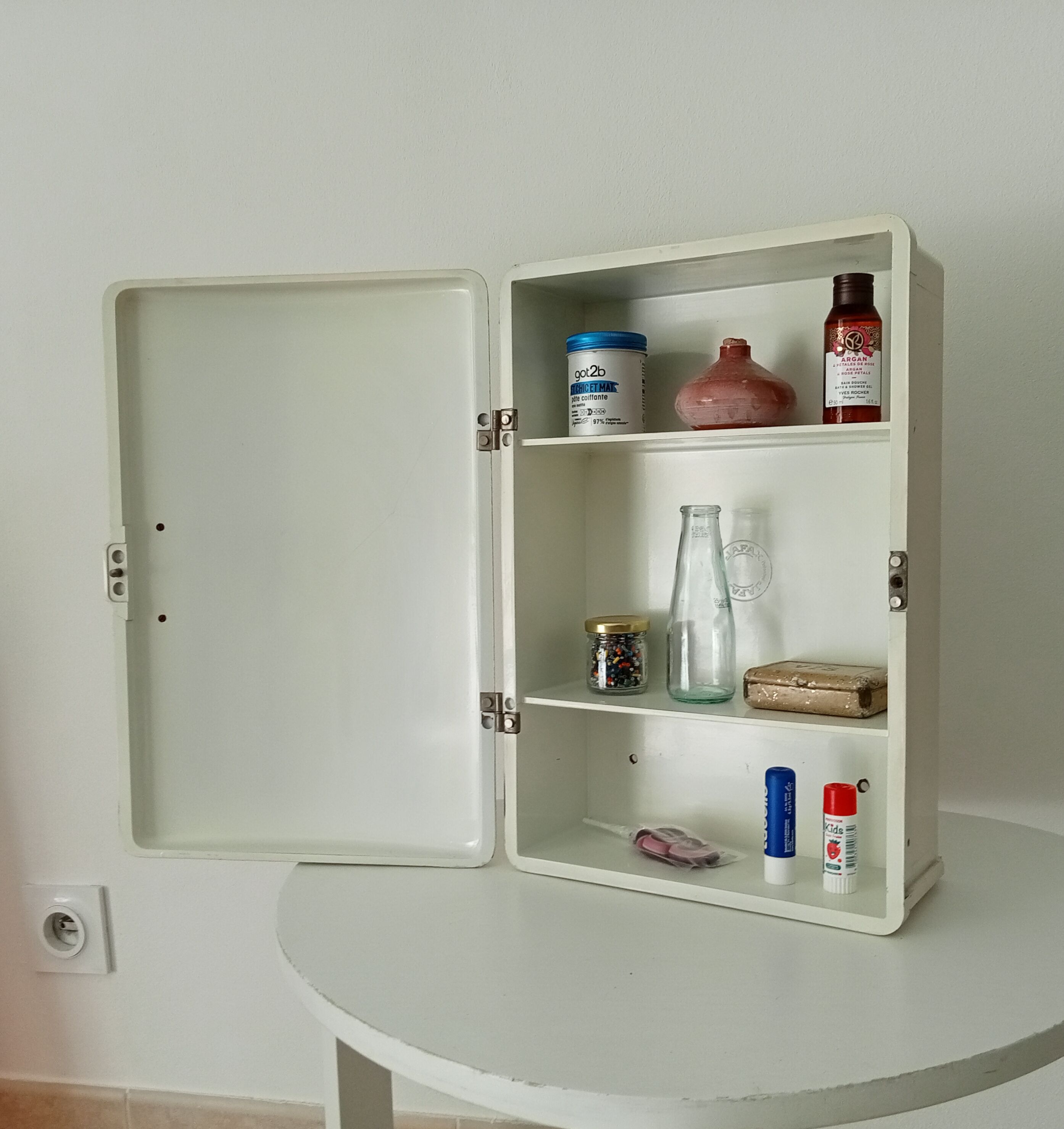 Vintage medicine cabinet in bakelite 70s