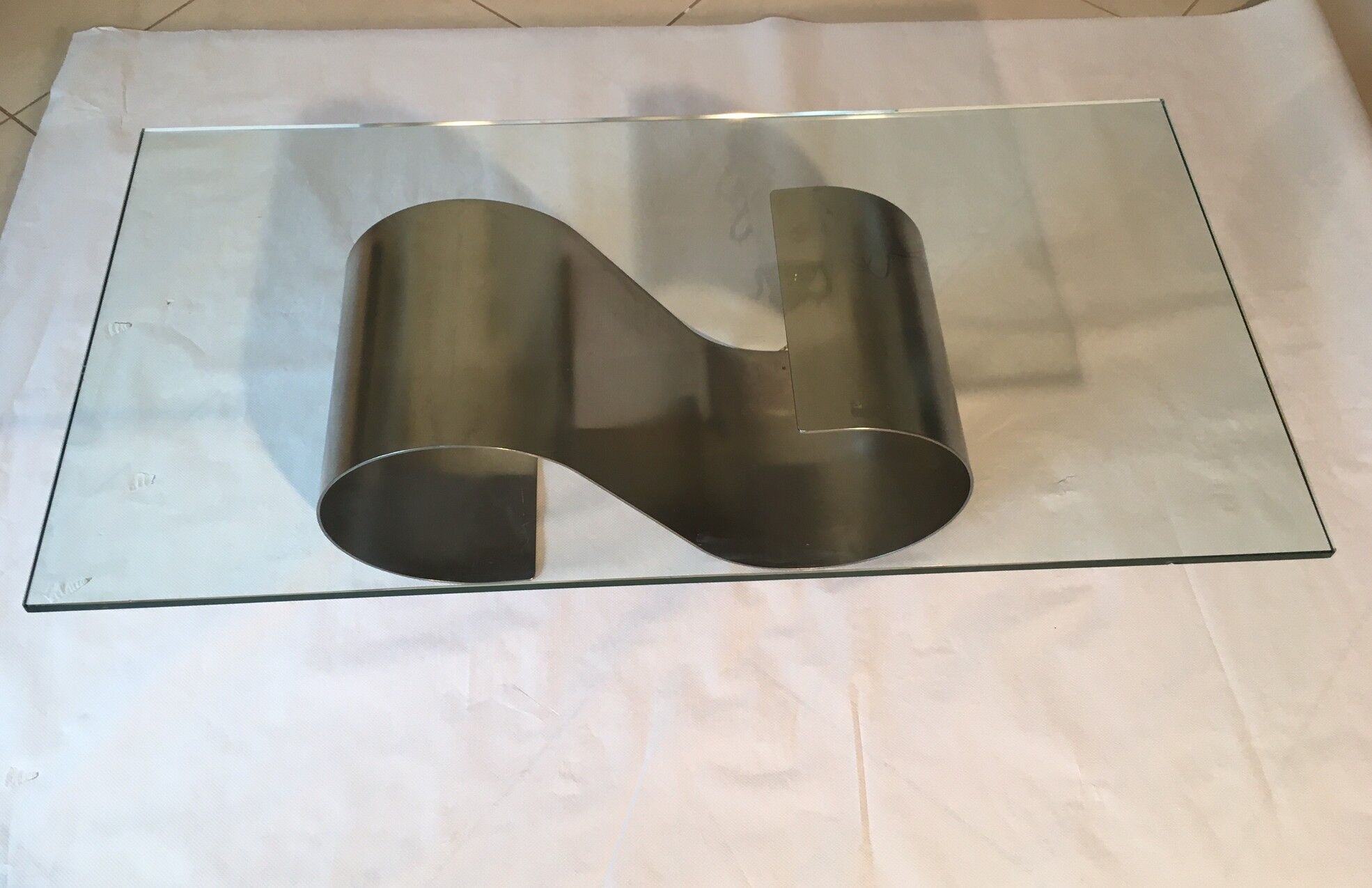 Table basse moderniste en acier et verre