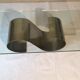 Table basse moderniste en acier et verre