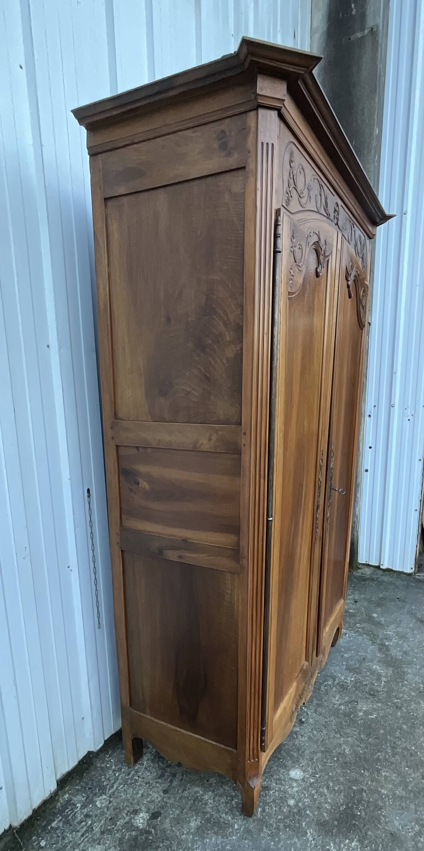 Armoire Louis XV En Noyer Massif, Fin XIXᵉ Siècle