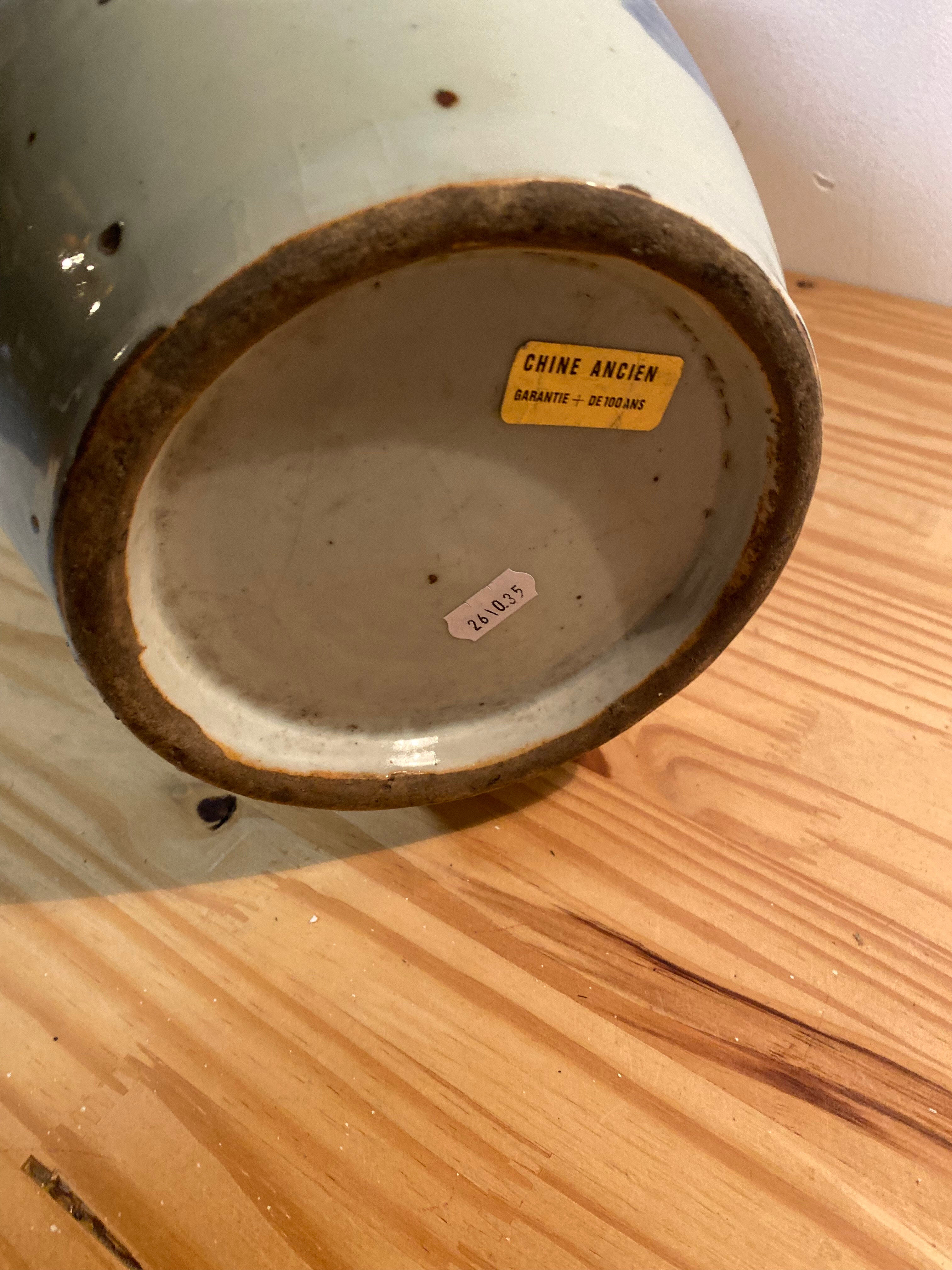 Baluster vase in Chinese porcelain with cobalt blue floral decoration.