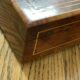 Coffret à bijoux en bois plaqué marqueté à décor de marqueterie laiton
